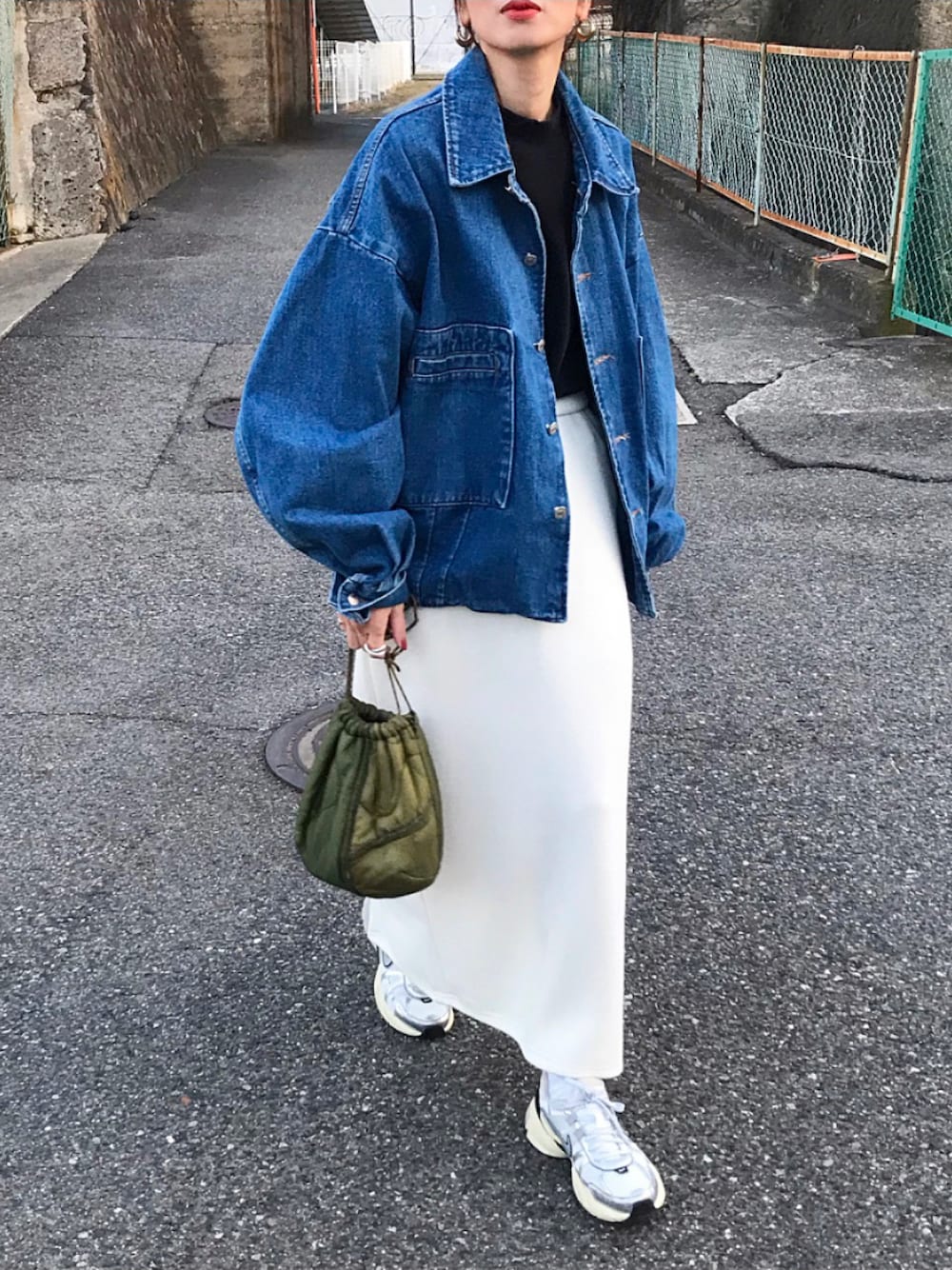 「春ファッション、春コーデ、デニム、デニムジャケット、カバーオール、スカート、ニットスカート、キルティングバッグ、古着MIX、オトナカジュアル、NIKE、v2krun、メタリック、ママコーデ」｜「kleeのアイテム（デニムジャケット、ブルー系）」を使った、Kumika☆さん（レディース・158cm）の春コーディネートの1枚目の写真
