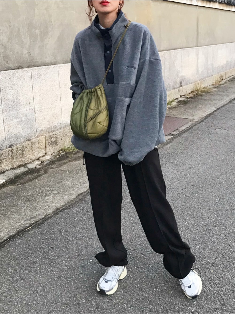 「ファッションを楽しもう、カジュアル、スポーツミックス、アノラック、フリース、グレー、スウェットパンツ、ショルダーバッグ、古着MIX、NIKE、メタリック、ユニセックス、秋コーデ、冬コーデ、ママコーデ」｜「kleeのアイテム（トップス、グレー系）」を使った、Kumika☆さん（レディース・158cm）の秋コーディネートの1枚目の写真