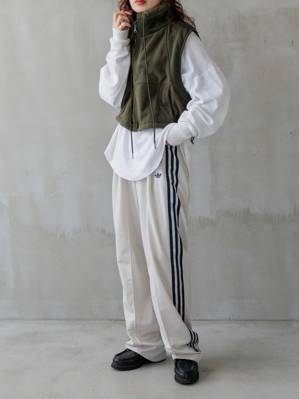 「レイヤードスタイル、スポーツミックス、秋コーデ、フリース、フリースベスト、クロップド丈、adidas originals、adidas、トラックパンツ、shinzone、Paraboot、ECWCS、ecwcs gen3、軍物、ママコーデ」｜「clotho.のアイテム（ベスト、グリーン系）」を使った、Kumika☆さん（レディース・158cm）の夏コーディネートの1枚目の写真