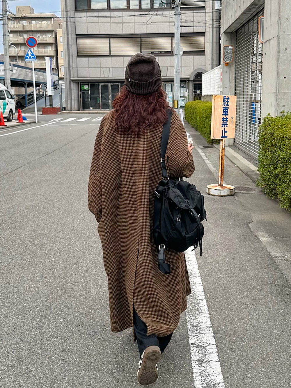 「カジュアルスタイル、オトナカジュアル、ブラウン、チェック、チェックコート、ロングコート、ニット帽、リュック、バックパック、TODAYFUL、キャナルジーン(CANAL JEAN)、PRADA、adidas originals、adidas spezial、ママコーデ」｜「TODAYFULのオーバーチェックコート（チェスターコート、ブラウン系）」を使った、Kumika☆さん（レディース・158cm）の冬コーディネートの1枚目の写真