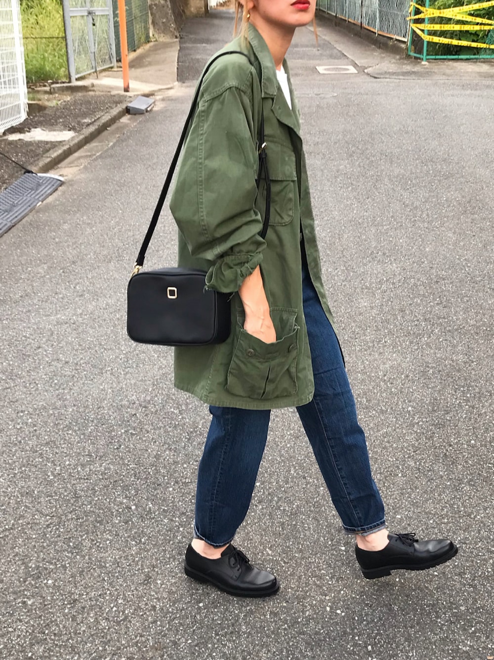 「古着、デニム、ショルダーバッグ、UNIQLO、ドレスシューズ、murua、ミリタリージャケット、メンズライク、古着MIX、軍物、ママコーデ、秋コーデ、ペグトップハイライズジーンズ」｜「usedのアイテム（ミリタリージャケット、グリーン系）」を使った、Kumika☆さん（レディース・158cm）の秋コーディネートの1枚目の写真