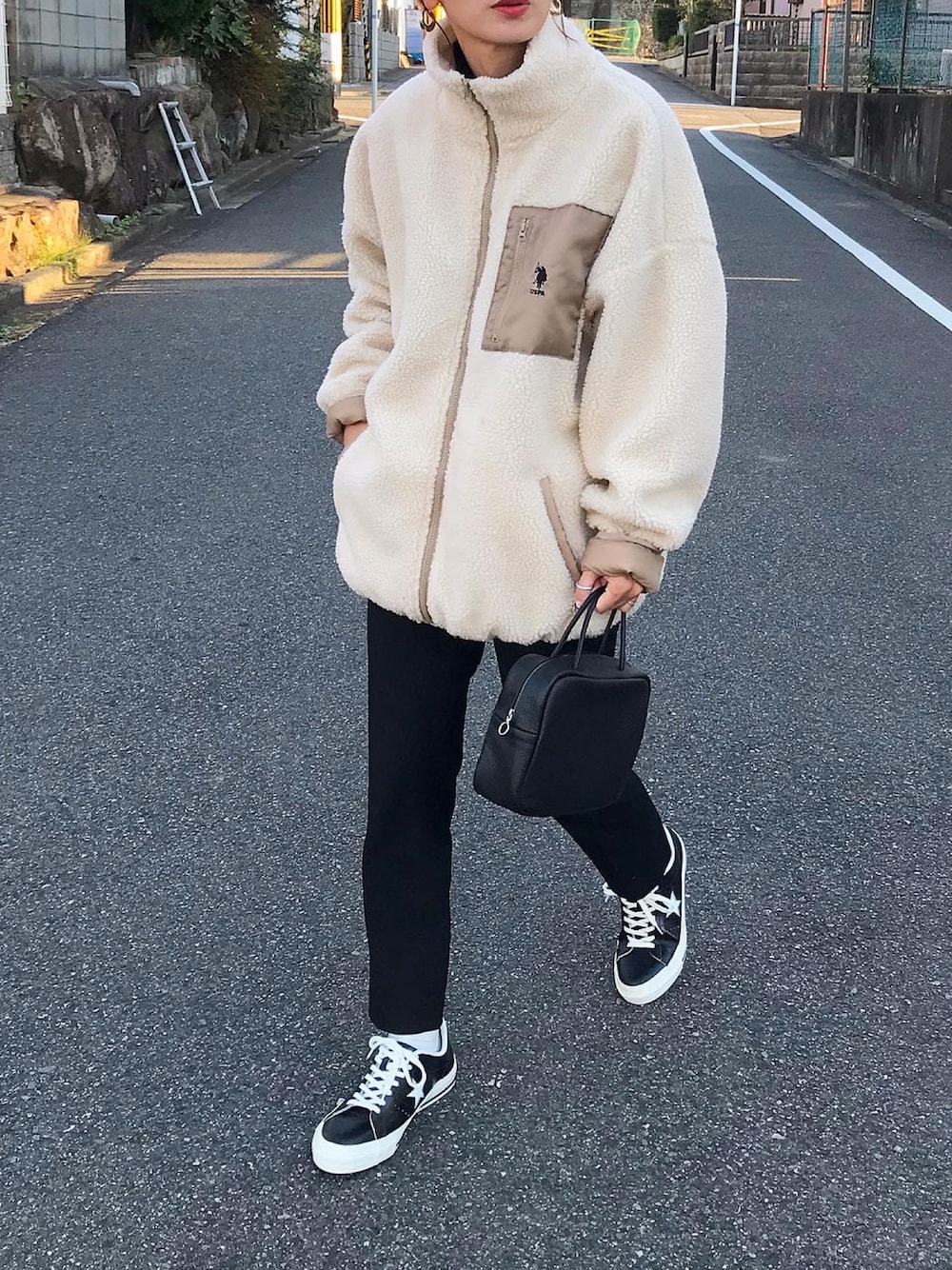 「冬コーデ、ボアジャケット、U.S.POLO ASSN.、chacocloset、UNIQLO、プチプラコーデ、ボアブルゾン、シンプル、Aeta、converse、ワンスター、ミニボストン、ママコーデ」｜「U.S. POLO ASSN.のU.S. POLO ASSN./ユーエスポロアッスンポケット配色パイピング別注ボアジャケット（ブルゾン、ホワイト系）」を使った、Kumika☆さん（レディース・158cm）の秋コーディネートの1枚目の写真