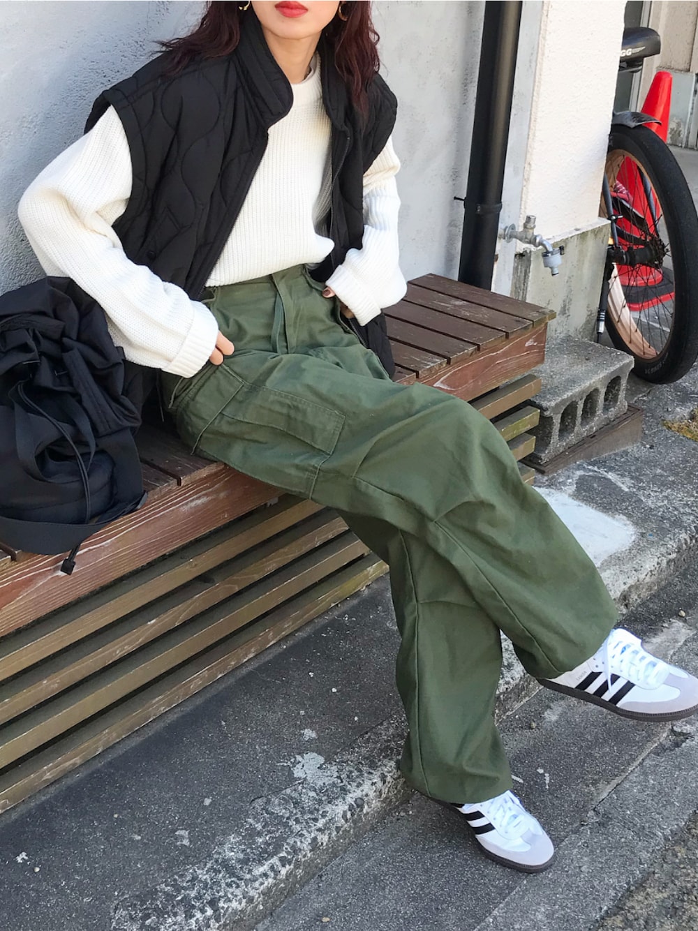 「春コーデ、ミリタリー、カーゴパンツ、M-65、vintage、軍パン、古着、パフベスト、ZARA、サマーニット、ショルダーバッグ、UNIQLO U、adidas、adidas samba、ママコーデ」｜「ZARAのアイテム（ベスト、ブラック系）」を使った、Kumika☆さん（レディース・158cm）の春コーディネートの1枚目の写真