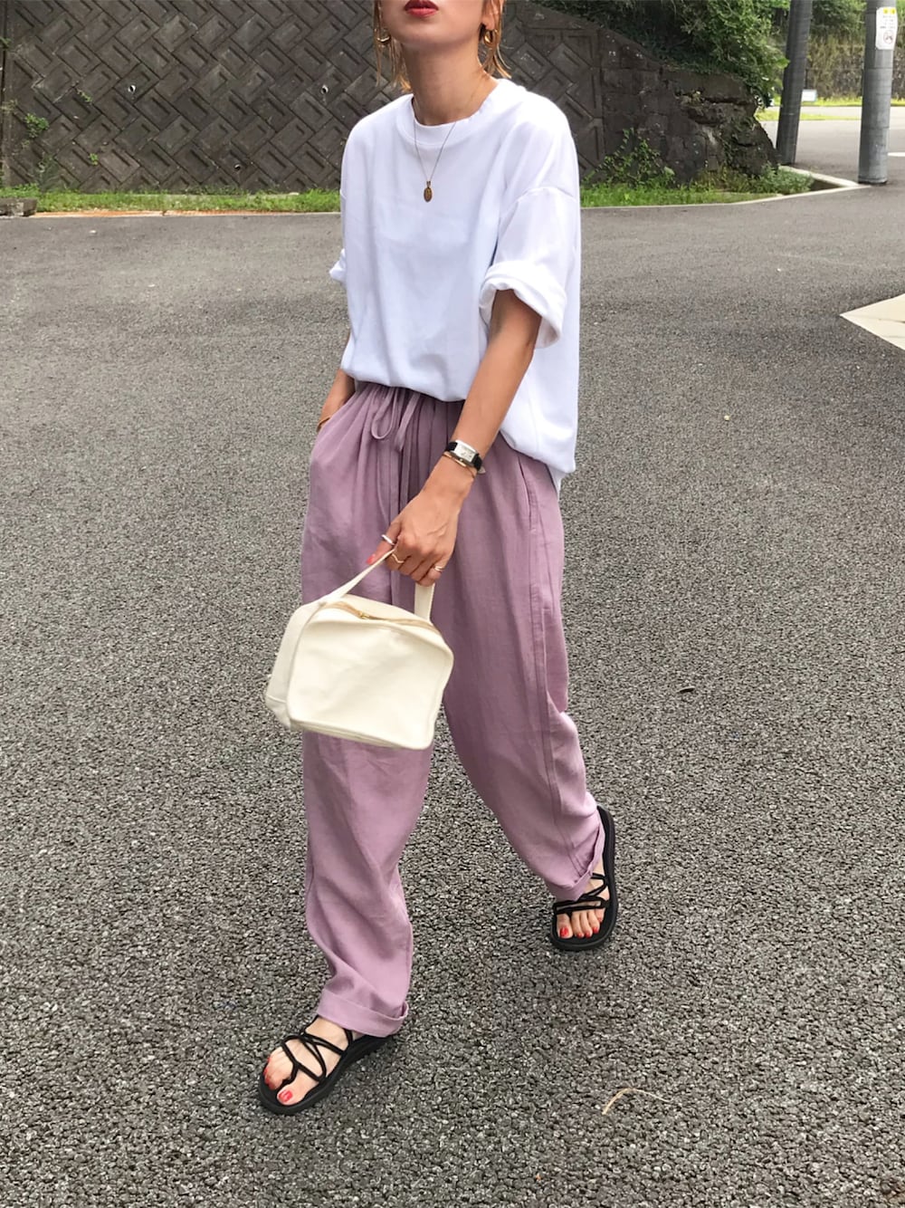 「リラックススタイル、リラックスパンツ、リネンパンツ、ラベンダー、ピンク、UNIQLO U、エアリズムコットンオーバーサイズTシャツ(５分袖)、LIFESTYLIST、teva、ママコーデ」｜「UNIQLOのエアリズムコットンオーバーサイズTシャツ（5分袖）（Tシャツ/カットソー、ホワイト系）」を使った、Kumika☆さん（レディース・158cm）の夏コーディネートの1枚目の写真