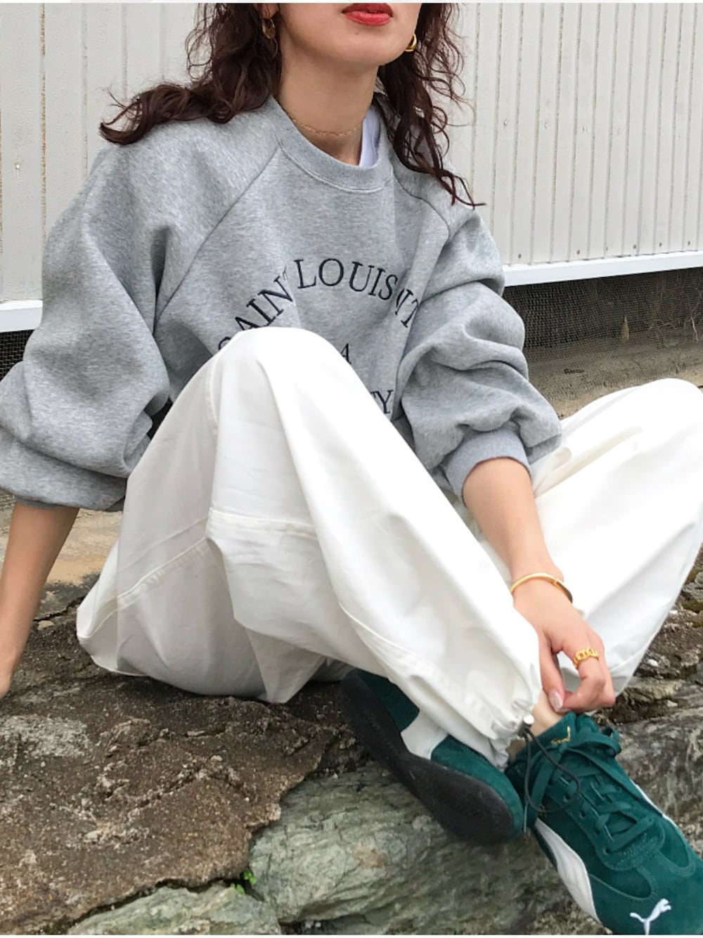 「春コーデ、ゆるコーデ、スウェット、ロゴスウェット、白パンツ、ストリングパンツ、PUMA、speedcat、グリーン、カジュアル、ゴールドアクセ、tiffany&co、スニーカー、ママコーデ」｜「kleeのアイテム（スウェット、グレー系）」を使った、Kumika☆さん（レディース・158cm）の春コーディネートの1枚目の写真