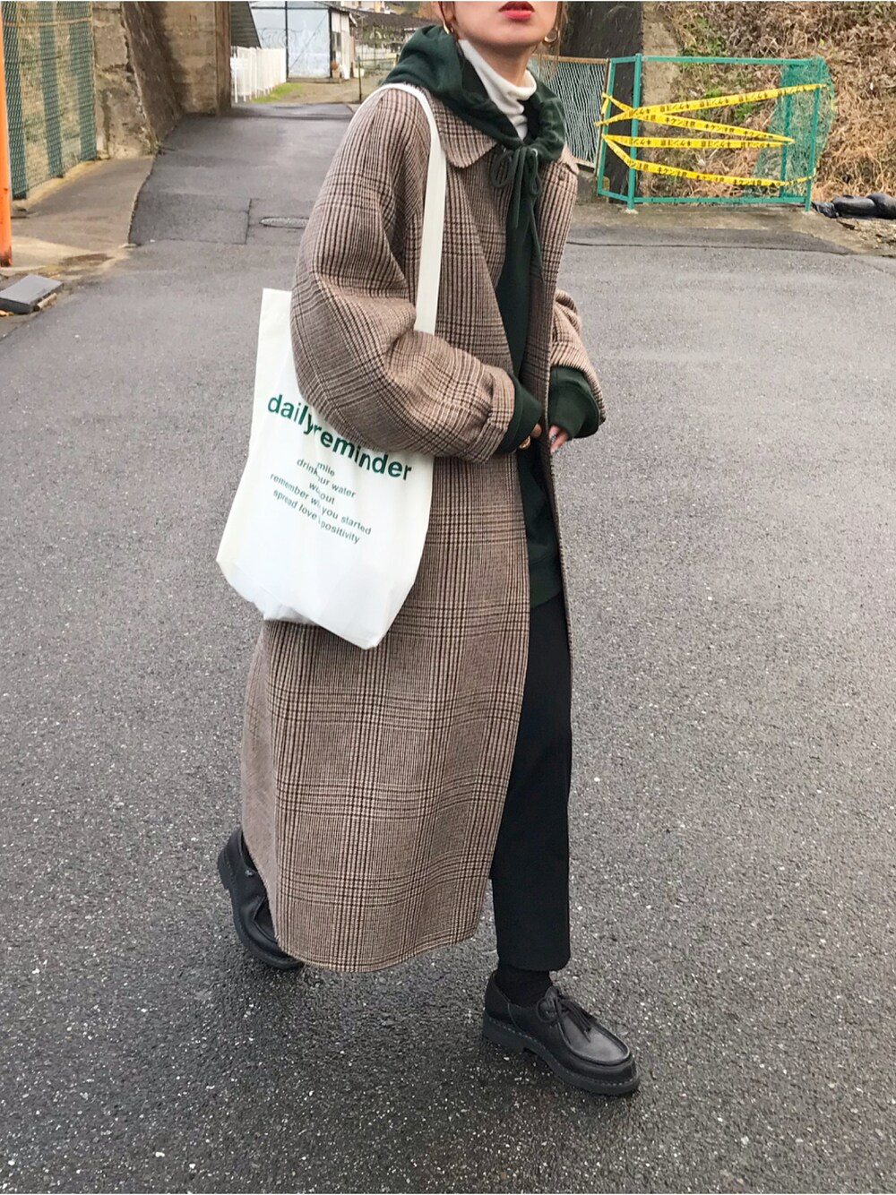 「チェック、トートバッグ、グリーン、パーカー、冬コーデ、レイヤードスタイル、タートルネック、ロングコート、Paraboot、チェックコート、キャナルジーン(CANAL JEAN)、ママコーデ、TODAYFUL、ロゴトート、パラブーツ ミカエル」｜「U.S. POLO ASSN.のU.S. POLO ASSN. /ユーエスポロアッスン 別注 ワンポイント刺繍ロゴ オーバーサイズ 裏毛プルオーバーパーカー（パーカー、グリーン系）」を使った、Kumika☆さん（レディース・158cm）の冬コーディネートの1枚目の写真