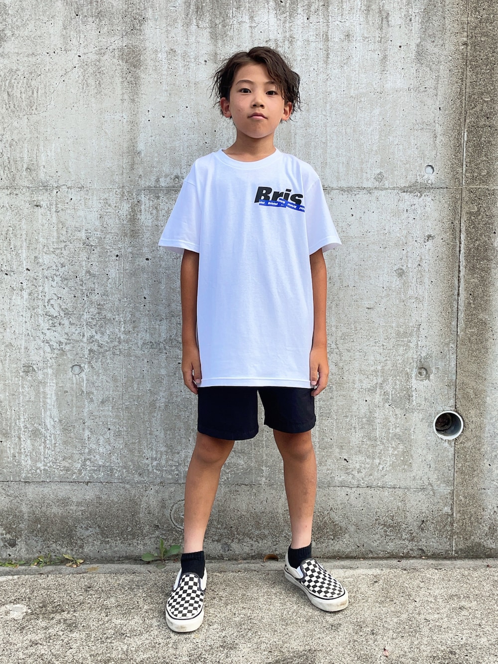 「ロゴT、白Tシャツ、アツいコーデ全部見せ、カジュアルコーデ、ストリート、モノトーン、F.C.R.B.、F.C.Real Bristol、VANS、スリッポン」｜「F.C.Real Bristol for KidsのTROPHY RIBBON STAR TEE（Tシャツ/カットソー、ホワイト系）」を使った、eightmaaanさん（キッズ・140cm）の夏コーディネートの1枚目の写真