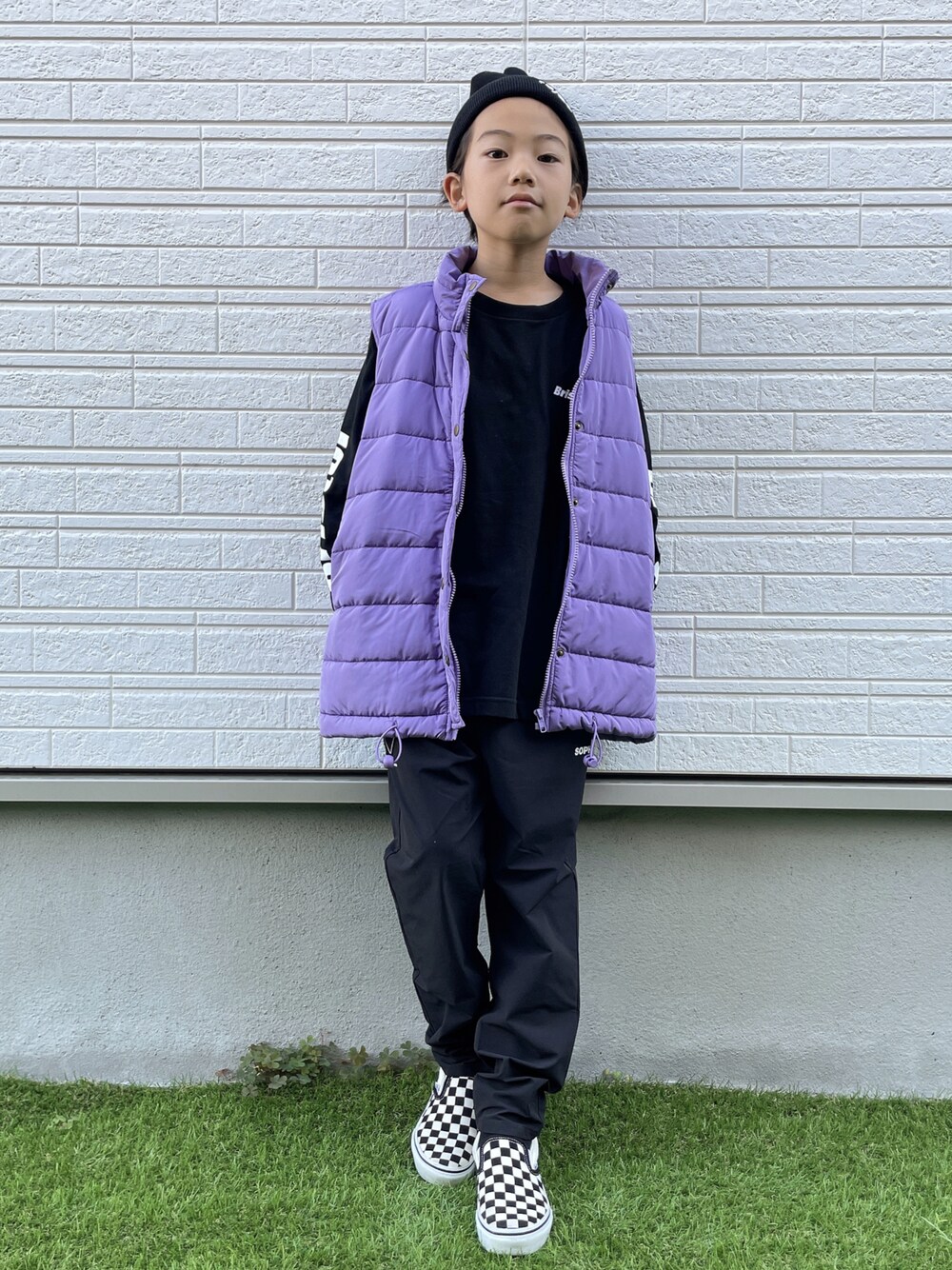「ダウンベスト、ベスト、ストリート、カジュアル、ナイロンパンツ、ロンT、F.C.Real Bristol、F.C.R.B.、VANS、スリッポン、ニット帽」｜「F.C.Real Bristol for KidsのL/S AUTHENTIC LOGO TEE（Tシャツ/カットソー、ブラック系）」を使った、eightmaaanさん（キッズ・138cm）の秋コーディネートの1枚目の写真