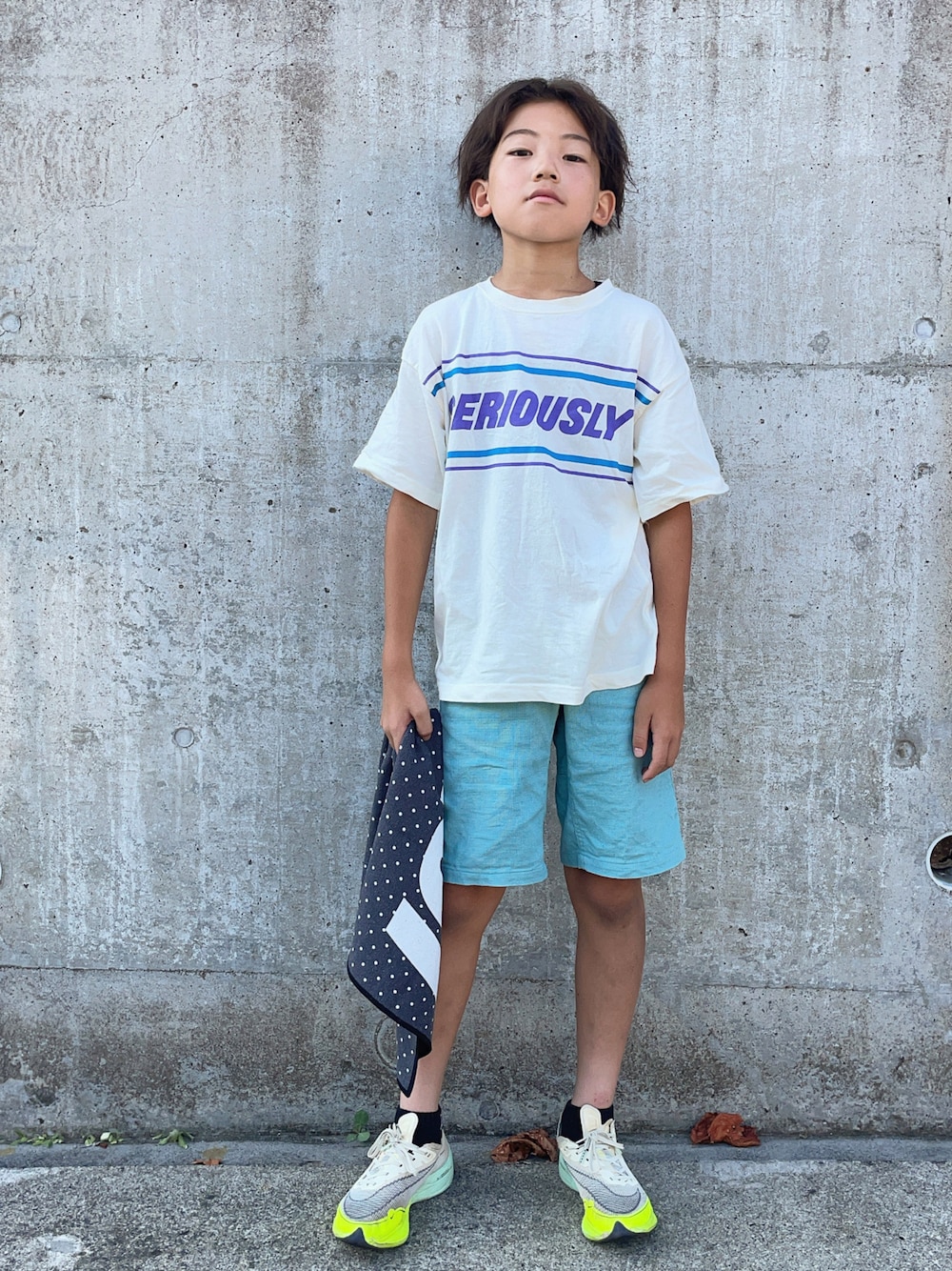 「カジュアル、カジュアルコーデ、白Tシャツ、ロゴT、ハーフパンツ、ナイキ、スニーカー」｜「devirockのデビラボ BIG 半袖Tシャツ（Tシャツ/カットソー、その他）」を使った、eightmaaanさん（キッズ・140cm）の夏コーディネートの1枚目の写真