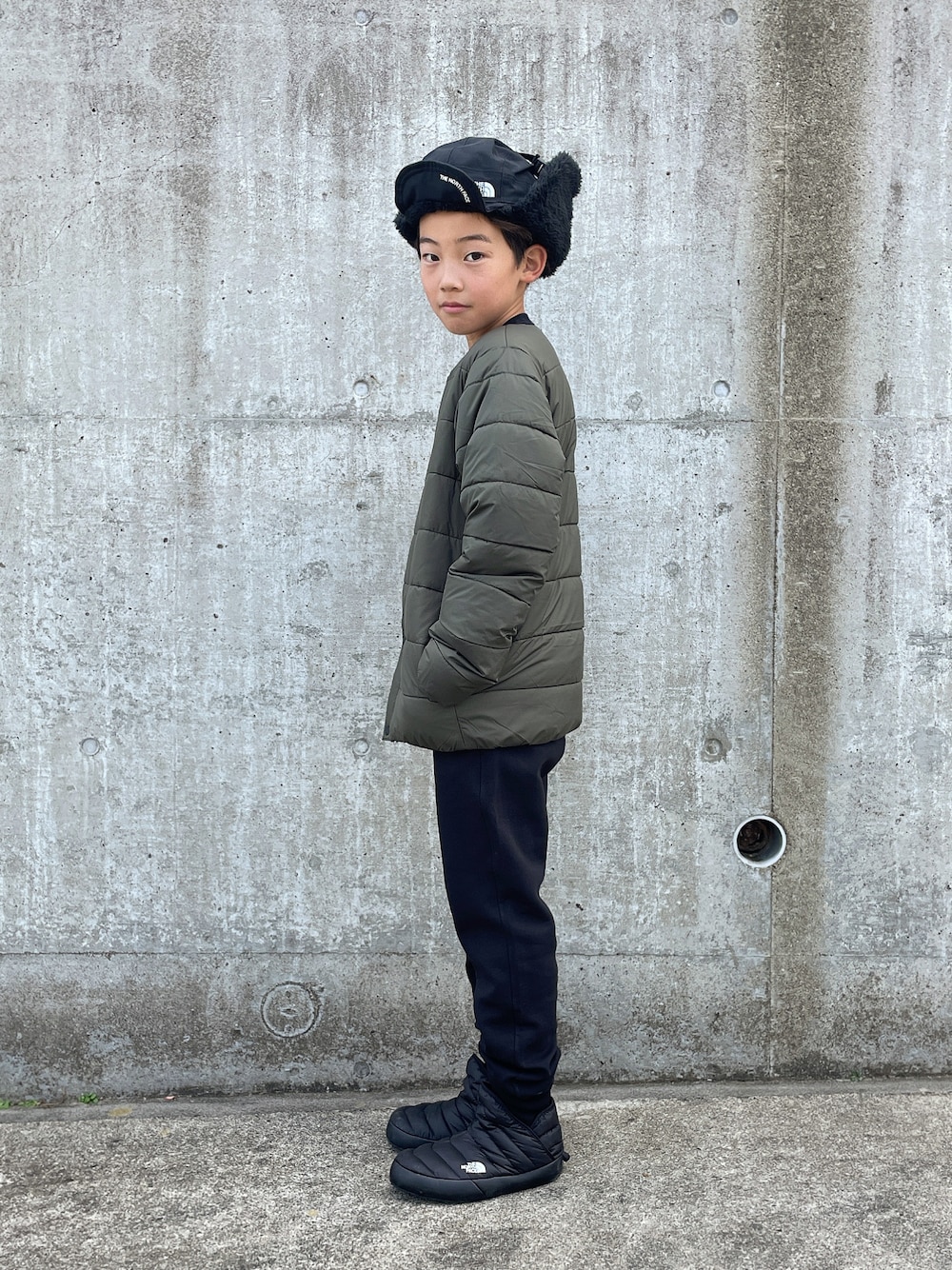「ダウンジャケット、THE NORTH FACE、冬コーデ、冬アウター、スウェットパンツ、フライトキャップ」｜「THE NORTH FACEのTHE NORTH FACE KIDS Micro Zepher Cardigan NYJ82352（その他アウター、グリーン系）」を使った、eightmaaanさん（キッズ・140cm）の冬コーディネートの1枚目の写真