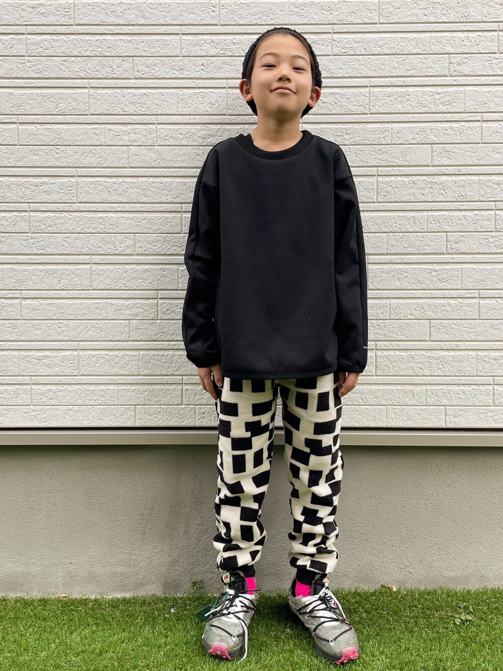 「スウェット、mounten、フリース、ブラック、モノトーン、モノトーンコーデ、off white、OFF-WHITE」｜「SHIPSのMOUNTEN:DRY CREWNECK SWEAT（スウェット、ブラック系）」を使った、eightmaaanさん（キッズ・140cm）の冬コーディネートの1枚目の写真