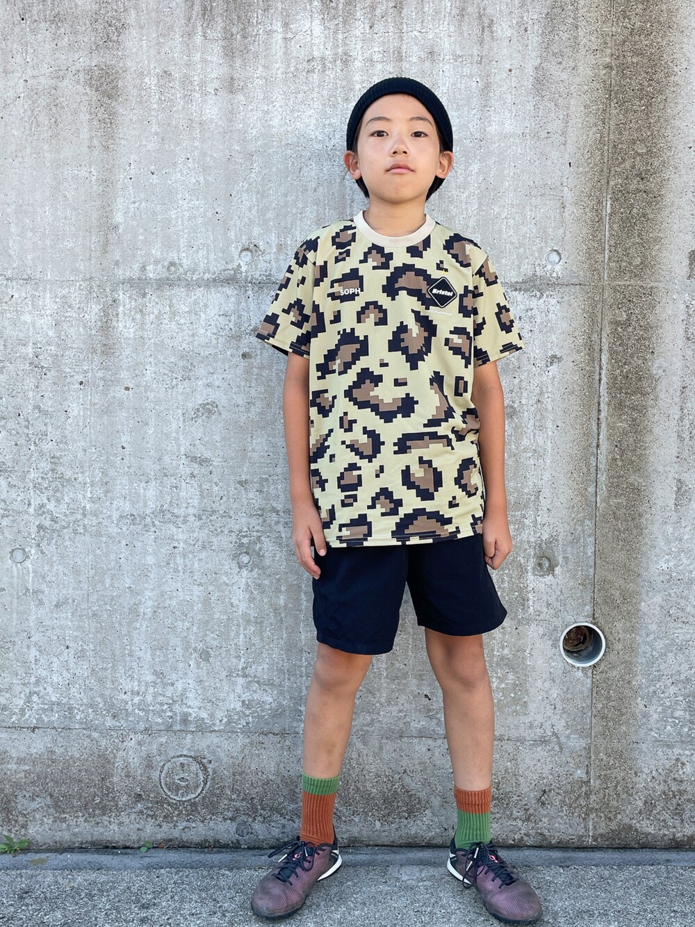 「F.C.Real Bristol、F.C.R.B.、夏コーデ、ショートパンツ、ミリタリー、スポーツミックス、ニット帽」｜「F.C.Real Bristol for KidsのWHOLE PATTERN PRE MATCH TOP（Tシャツ/カットソー、ベージュ系）」を使った、eightmaaanさん（キッズ・140cm）の夏コーディネートの1枚目の写真