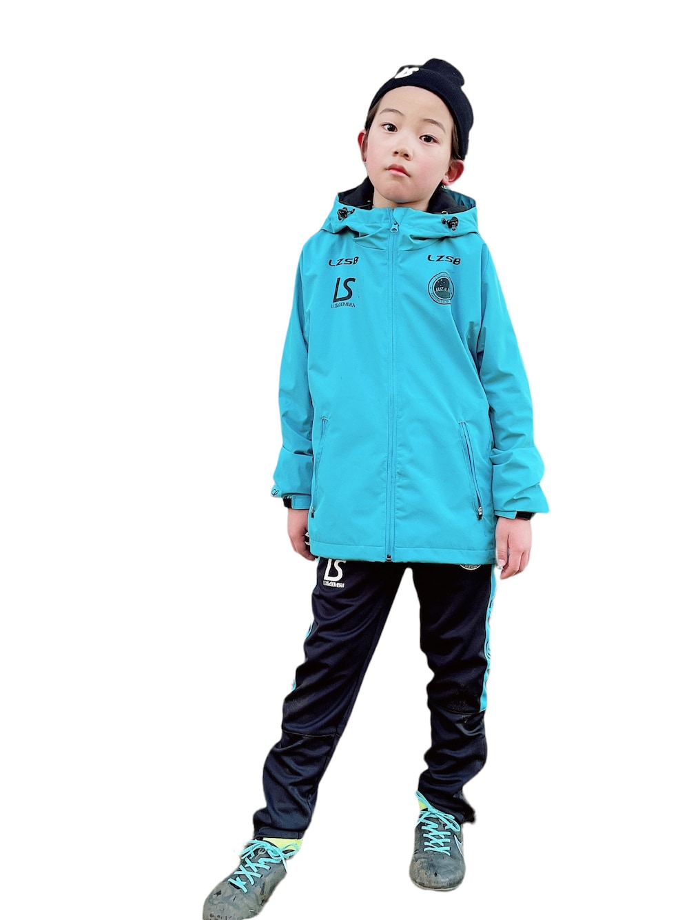 「ルースイソンブラ、LUZeSOMBRA、ニット帽、ブルゾン、水色、サッカー、休日スタイル」｜「RE/SPのRE/SP 2 tone Neon Middle socks / アールイーエスピー 2トーン ミドル ネオンソックス（ソックス/靴下、グリーン系）」を使った、eightmaaanさん（キッズ・134cm）の冬コーディネートの1枚目の写真