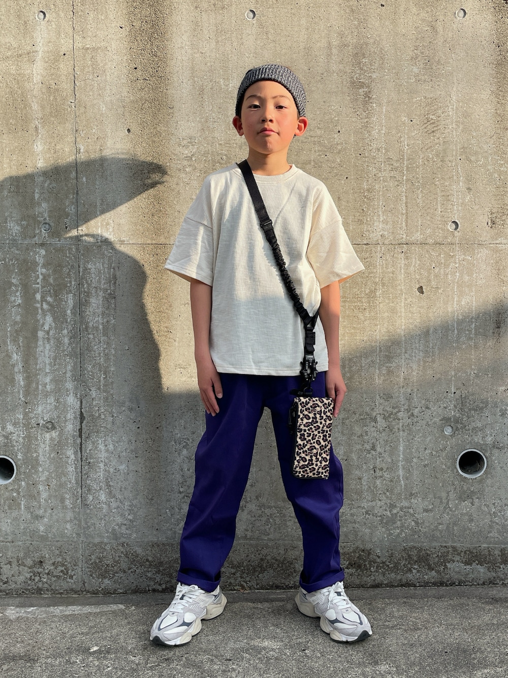 「春コーデ、おでかけコーデ、カラーパンツ、ニューバランス、ひょう柄」｜「riziereのニュアンスカラーリブTシャツ（Tシャツ/カットソー、ホワイト系）」を使った、eightmaaanさん（キッズ・140cm）の春コーディネートの1枚目の写真