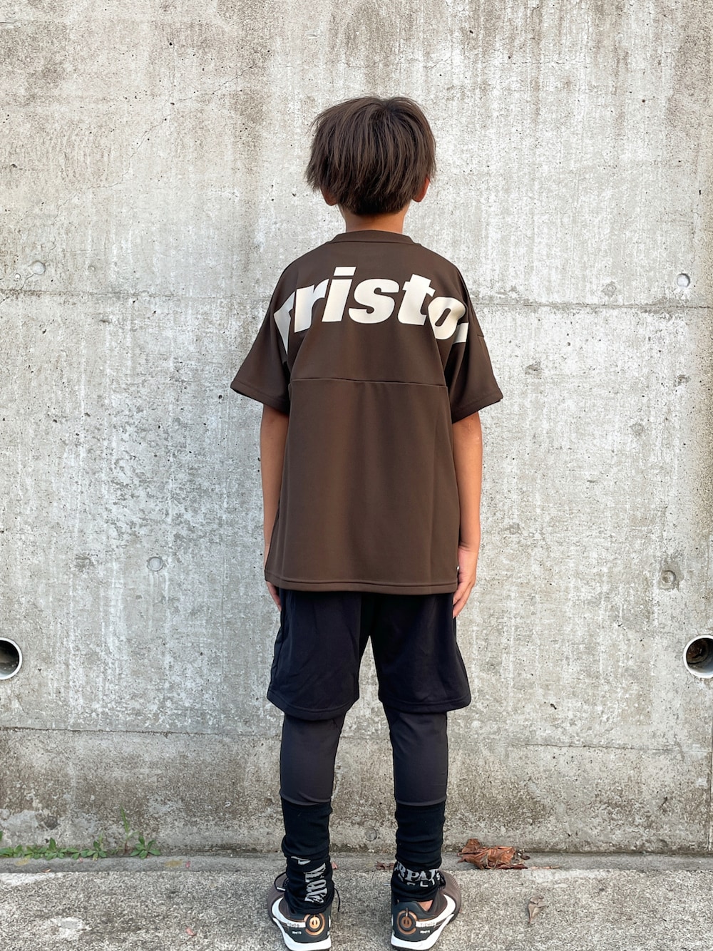 「バックプリント、ブラウン、F.C.R.B.、F.C.Real Bristol、レギンス、セットアップ」｜「F.C.Real Bristol for KidsのBIG LOGO WIDE TEE（Tシャツ/カットソー、ブラウン系）」を使った、eightmaaanさん（キッズ・140cm）の秋コーディネートの1枚目の写真