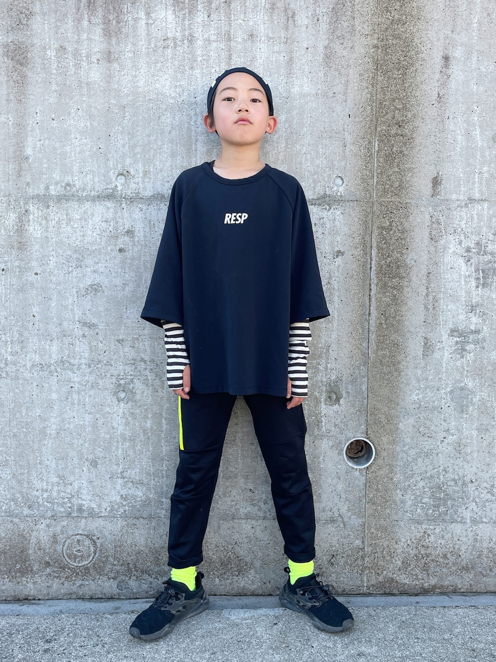 「オーバーサイズ、ロゴT、RESP、アームカバー、ブラック、シンプルコーデ、ブラックコーデ、瞬足」｜「RE/SPのRE/SP Practice Three-quarter sleeve Big Tee / アールイーエスピー プラクティス 7分袖ビッグTシャツ（Tシャツ/カットソー、ブラック系）」を使った、eightmaaanさん（キッズ・140cm）の春コーディネートの1枚目の写真