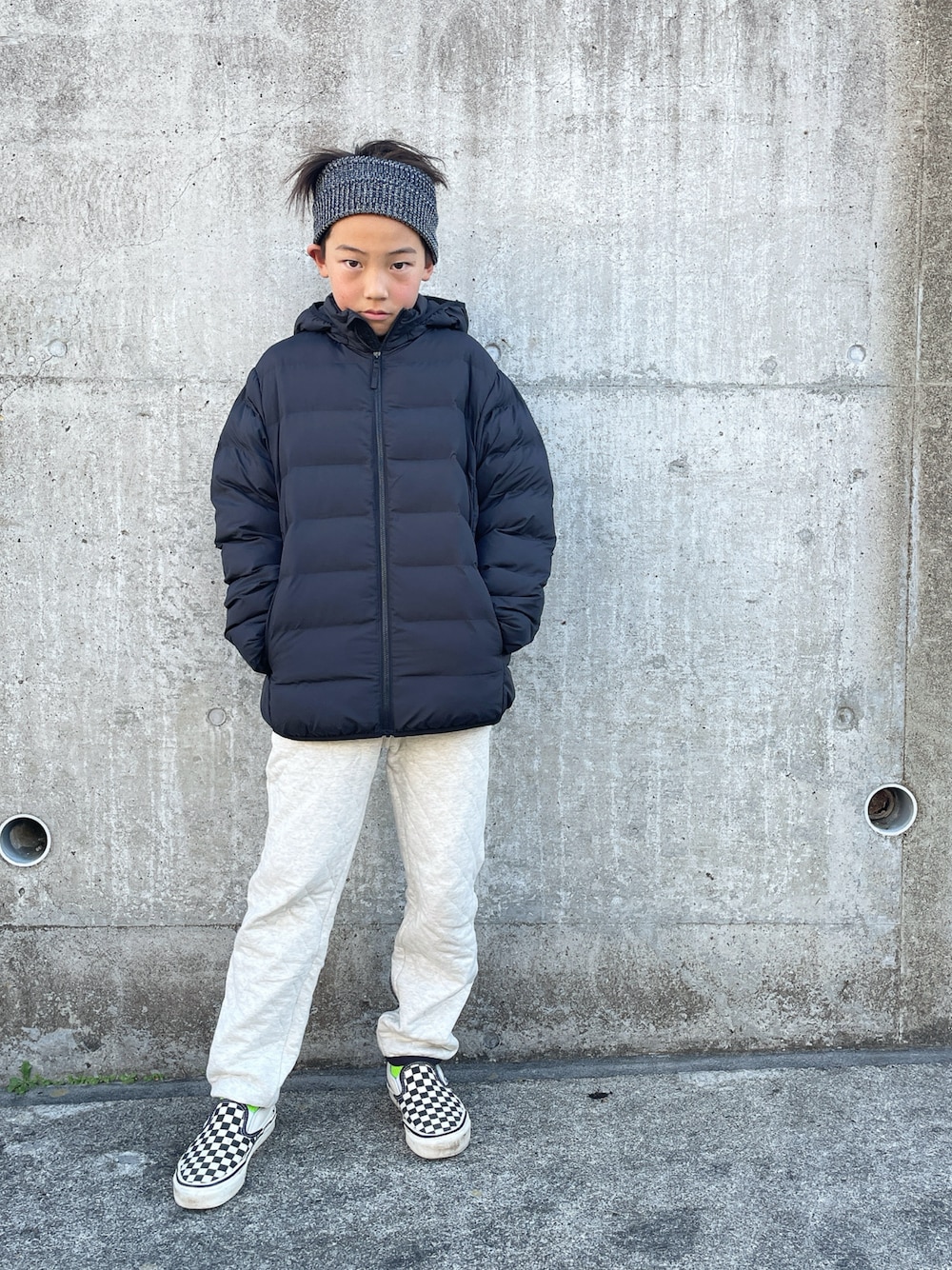 「ヘアバンド、ダウンジャケット、ダウン、冬コーデ、スウェットパンツ、白パンツ、キルトパンツ、キルティング、devirock、モノトーン、モノトーンコーデ、VANS、スリッポン」｜「ANONYMOUSISMのAnonymousIsm　5COLOR MIX HAIRBAND（ヘアバンド、ブラック系）」を使った、eightmaaanさん（キッズ・140cm）の冬コーディネートの1枚目の写真