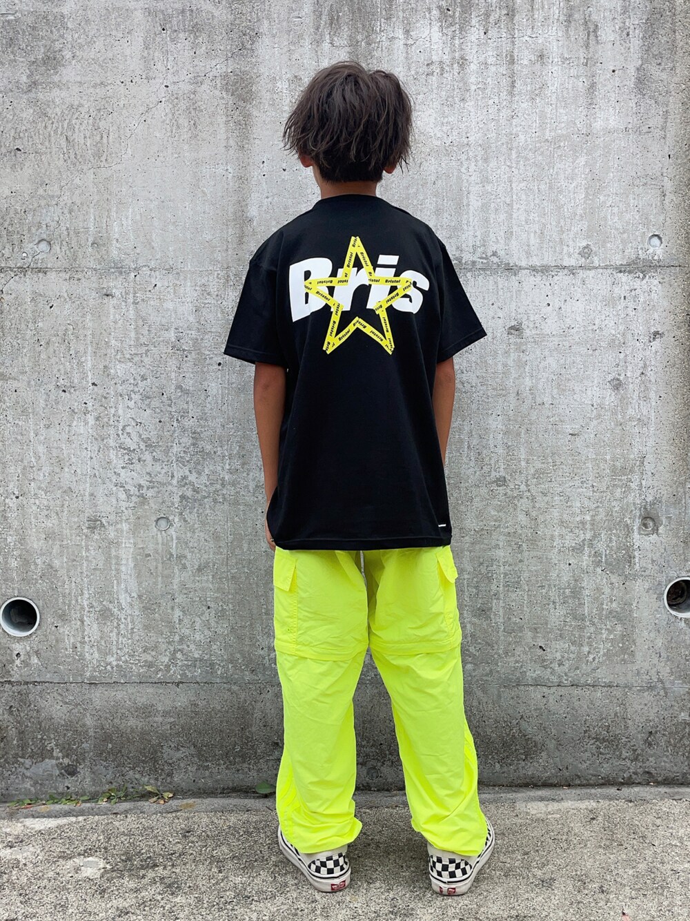 「カジュアルコーデ、アツいコーデ全部見せ、F.C.R.B.、F.C.Real Bristol、バックプリント、イエロー、蛍光カラー、ビタミンカラー、カラーパンツ、VANS、ストリート、カラー×コーデ」｜「F.C.Real Bristol for KidsのTROPHY RIBBON STAR TEE（Tシャツ/カットソー、ブラック系）」を使った、eightmaaanさん（キッズ・140cm）の夏コーディネートの1枚目の写真