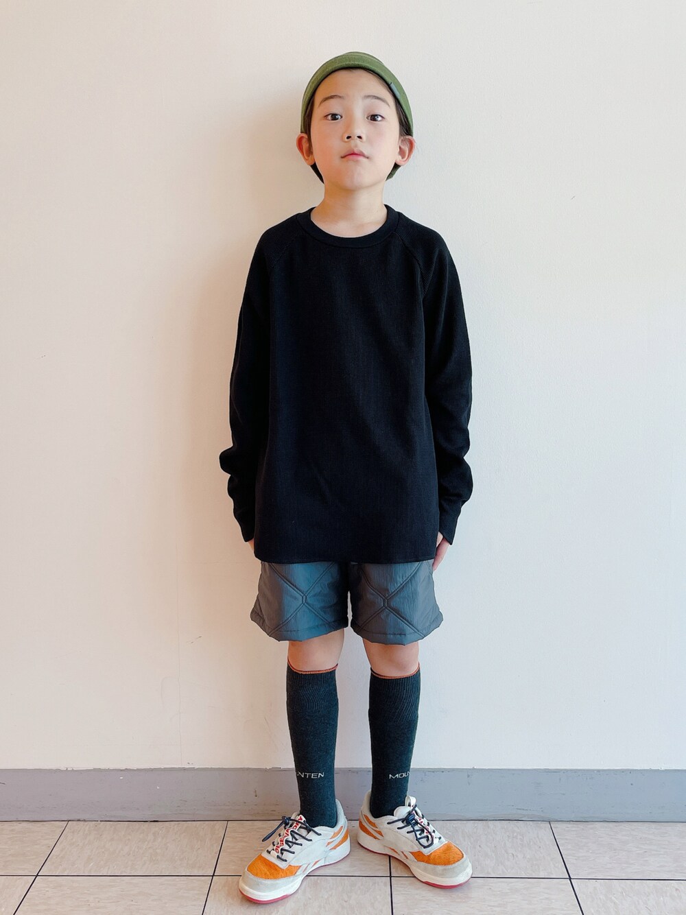 「ヘアバンド、キルティング、ハイソックス、ワッフル、TheAnimalsObservatory、mounten」｜「SHIPSのMOUN TEN:TUBE HIGHSOCKS（ソックス/靴下、グレー系）」を使った、eightmaaanさん（キッズ・134cm）の秋コーディネートの1枚目の写真
