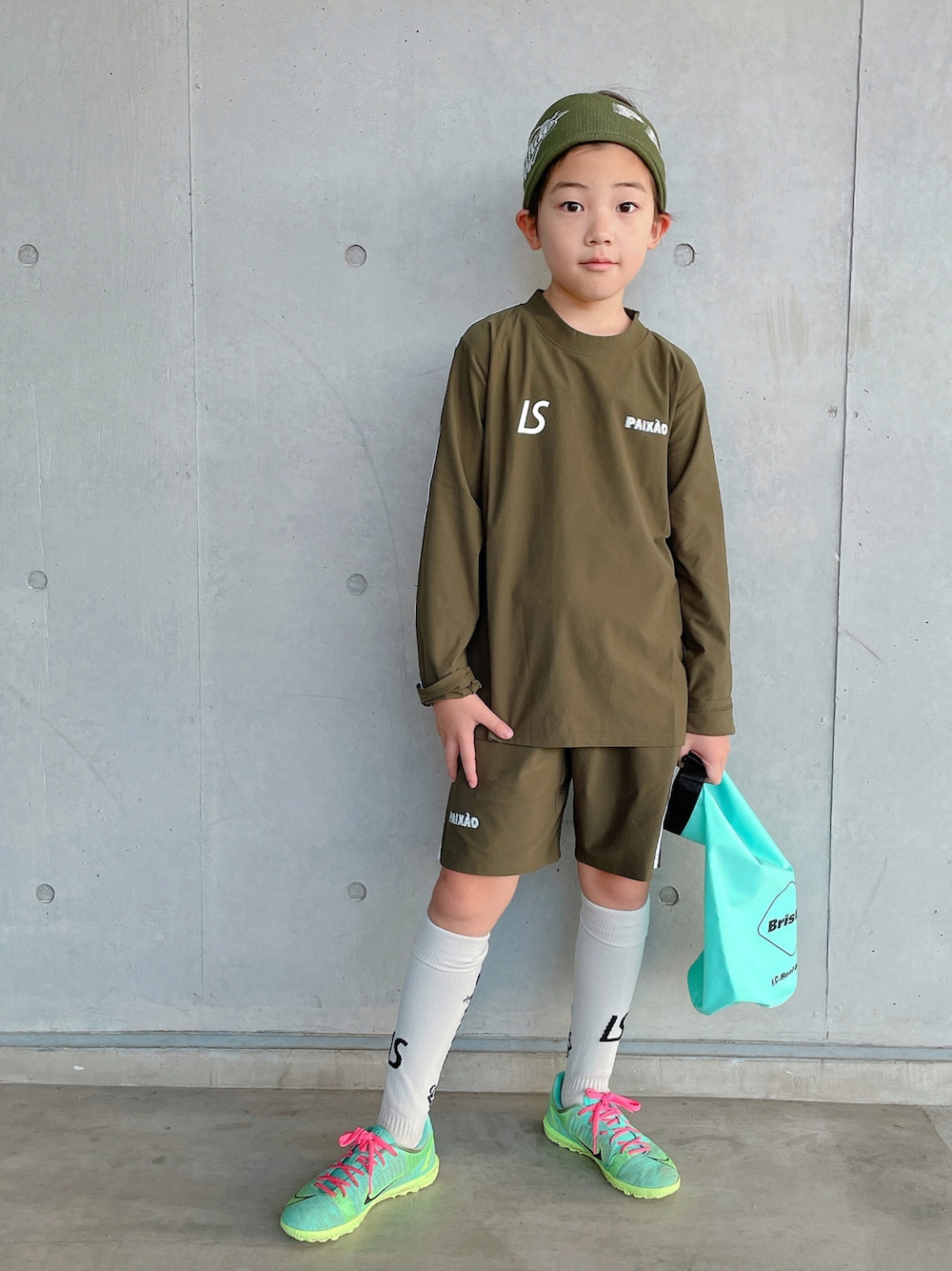 「ルースイソンブラ、サッカー、スポーツミックス、秋服準備はじめました、F.C.R.B.、F.C.Real Bristol」｜「F.C.Real BristolのEMBLEM DRY BAG（エコバッグ/サブバッグ、ブルー系）」を使った、eightmaaanさん（キッズ・132cm）の秋コーディネートの1枚目の写真