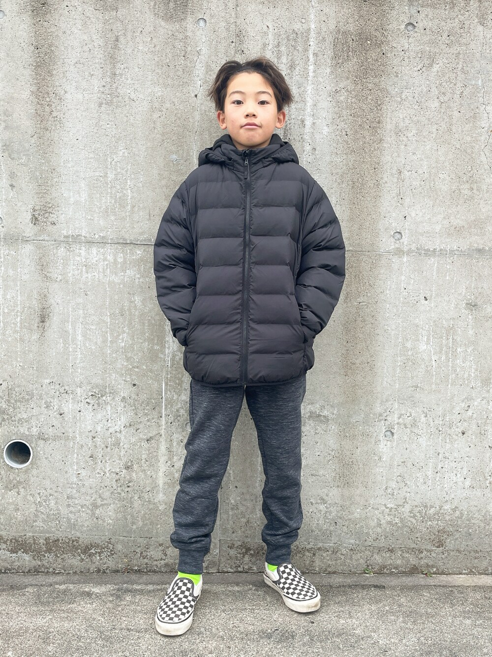 「ユニクロ、UNIQLO、ダウンジャケット、スウェットパンツ、スリッポン、VANS」｜「UNIQLOのアイテム（ダウンジャケット/コート、ブラック系）」を使った、eightmaaanさん（キッズ・140cm）の冬コーディネートの1枚目の写真