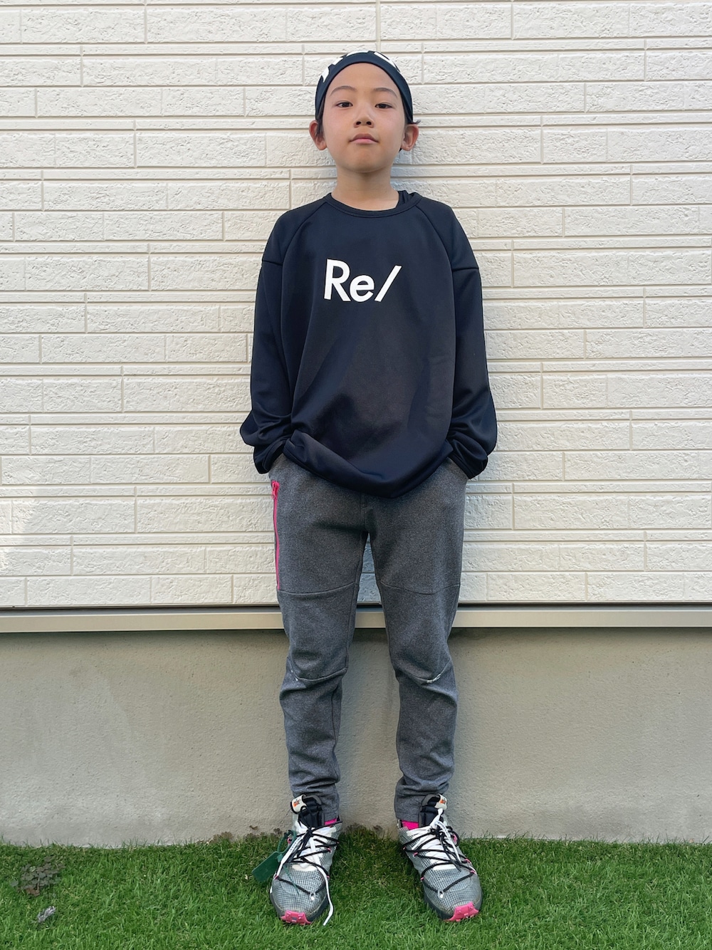 「春コーデ、RESP、スウェット、off white、カジュアルコーデ、ストリート」｜「RE/SPのRE/SP  プラクティスL/STEE（Tシャツ/カットソー、ブラック系）」を使った、eightmaaanさん（キッズ・140cm）の春コーディネートの1枚目の写真