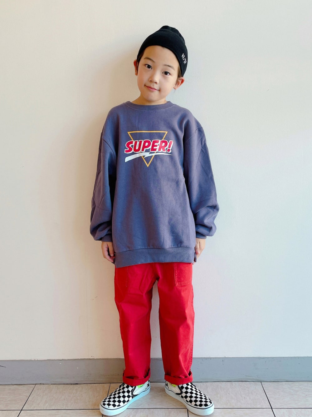 「スウェット、VANS、ニット帽、赤、スリッポン、グラミチ、赤パンツ、guramicci、カラーパンツ」｜「pairmanonの【毛玉知らずのOriginalフェイスコットン100】【かぞくおそろい】裏起毛ユニセックスプリント長袖トレーナー（スウェット、グレー系）」を使った、eightmaaanさん（キッズ・132cm）の秋コーディネートの1枚目の写真