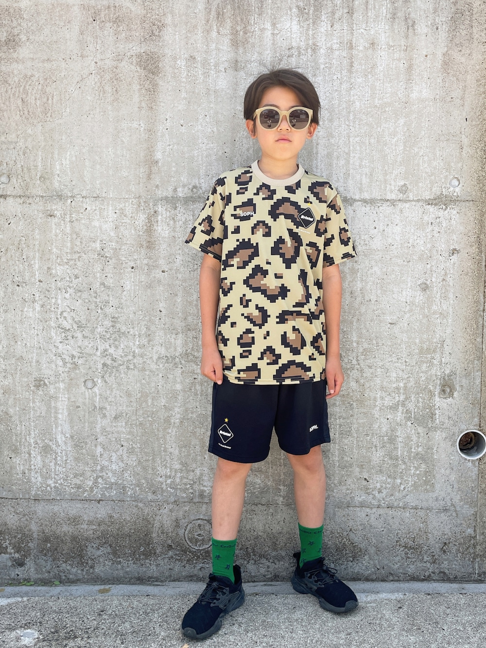 「サングラス、A.D.S.R.、ひょう柄、ハーフパンツ、瞬足、F.C.Real Bristol、F.C.R.B.」｜「F.C.Real Bristol for KidsのWHOLE PATTERN PRE MATCH TOP（Tシャツ/カットソー、ベージュ系）」を使った、eightmaaanさん（キッズ・140cm）の春コーディネートの1枚目の写真