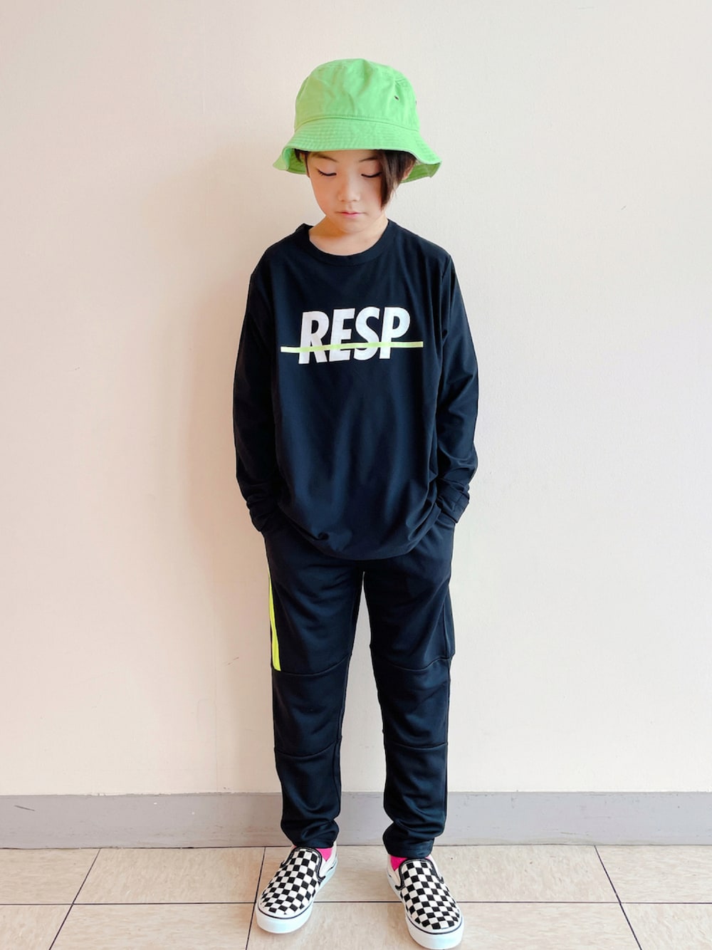 「セットアップ、VANS、ロゴT、シンプル、ロンT、スリッポン、バケットハット、RESP」｜「RE/SPのRESP ロゴロングスリーブTシャツ（Tシャツ/カットソー、ブラック系）」を使った、eightmaaanさん（キッズ・132cm）の秋コーディネートの1枚目の写真