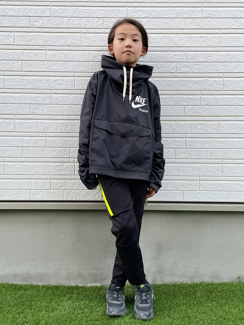 「NIKE、プルオーバー、スウェットパンツ、ワントーンコーデ、ブラックコーデ、ブラック、エアマックス」｜「NIKEの＜NIKE（ナイキ）＞アノラックプルオーバー（その他アウター、ブラック系）」を使った、eightmaaanさん（キッズ・140cm）の秋コーディネートの1枚目の写真