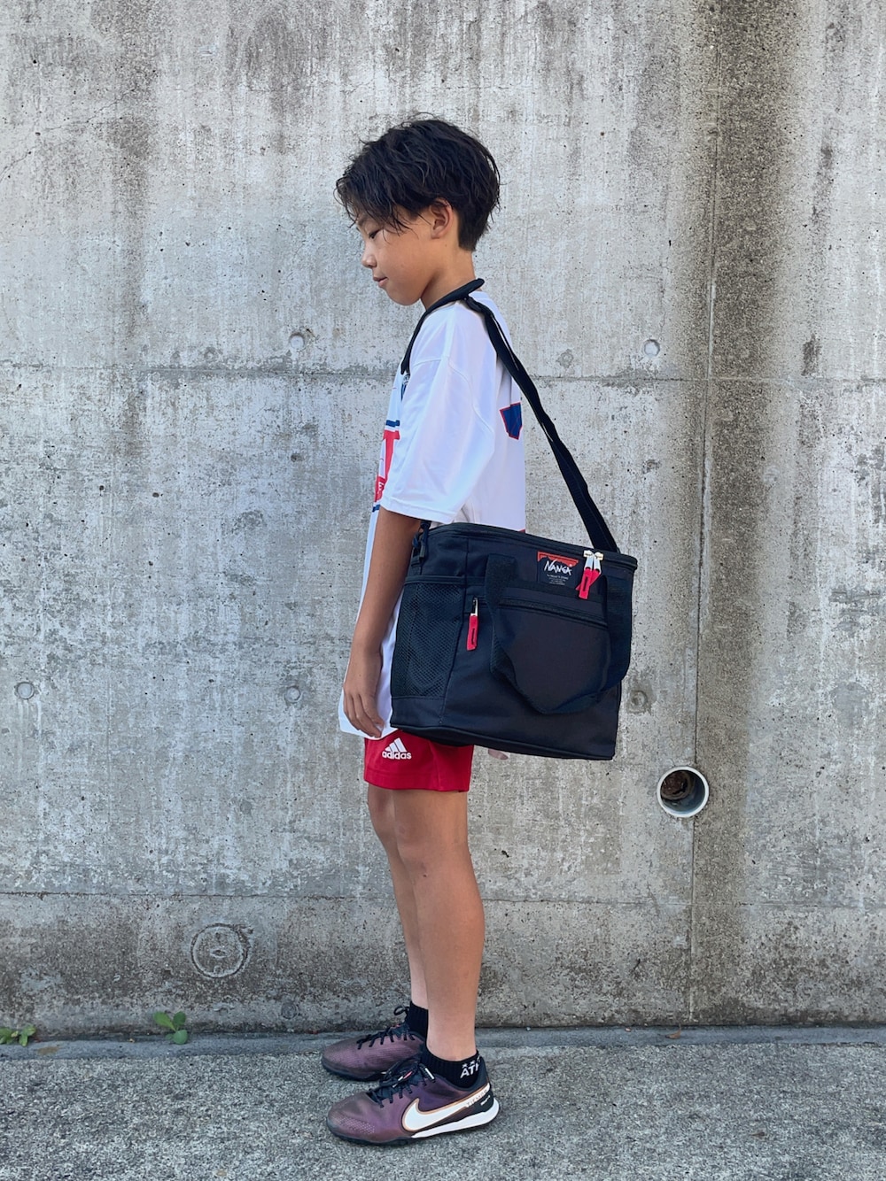「ナイキ、NANGA、スポーツミックス、夏コーデ」｜「NANGAのNANGA×FREAK'S STORE/ナンガ×フリークスストア 別注SOFT COOLER 10L/別注ソフトクーラー10L（アウトドアグッズ、ブラック系）」を使った、eightmaaanさん（キッズ・140cm）の夏コーディネートの1枚目の写真
