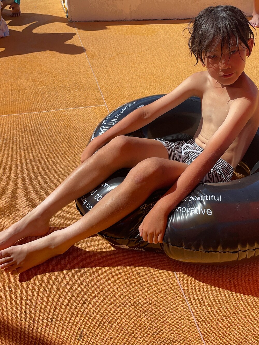 「水着、プール、浮き輪、夏コーデ、休日スタイル」｜「COLONY 2139のロゴ入り浮き輪100cm（スイムグッズ、ブラック系）」を使った、eightmaaanさん（キッズ・140cm）の夏コーディネートの1枚目の写真