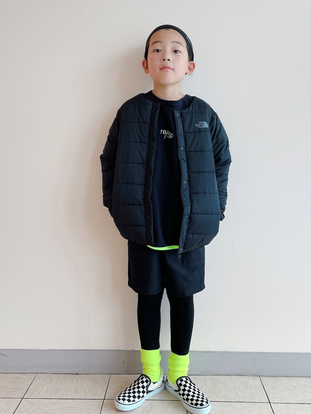 ブラック系のその他アウター、ブラック系のTシャツ/カットソー、ブラック系のその他パンツを着用したキッズの秋コーディネートの1枚目の写真