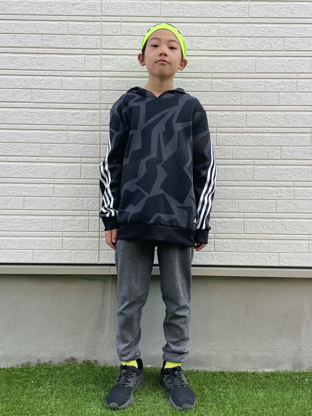 「adidas、パーカー、瞬足、スニーカーコーデ、ヘアバンド、スニーカー」｜「adidasのフューチャーアイコン スリーストライプス グラフィックパーカー / アディダス (キッズ／子供用)（パーカー、グレー系）」を使った、eightmaaanさん（キッズ・140cm）の春コーディネートの1枚目の写真