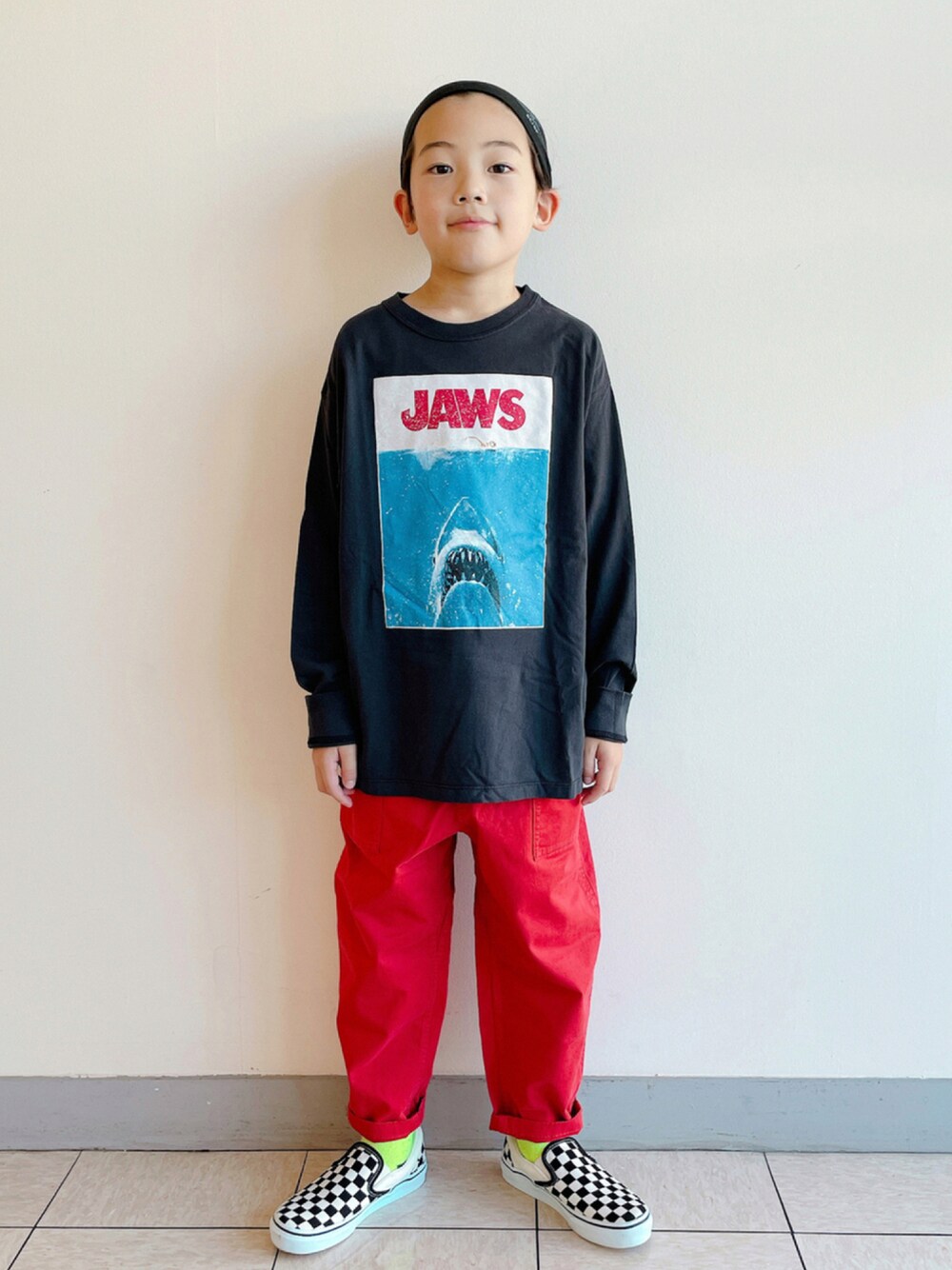 「VANS、カジュアル、ストリート、赤、スリッポン、smoothy、グラミチ、smoothy kids、赤パンツ、guramicci、カラーパンツ」｜「SmoothyのSMOOTHY ユニバーサルピクチャーズロンTee（Tシャツ/カットソー、ブラック系）」を使った、eightmaaanさん（キッズ・132cm）の秋コーディネートの1枚目の写真