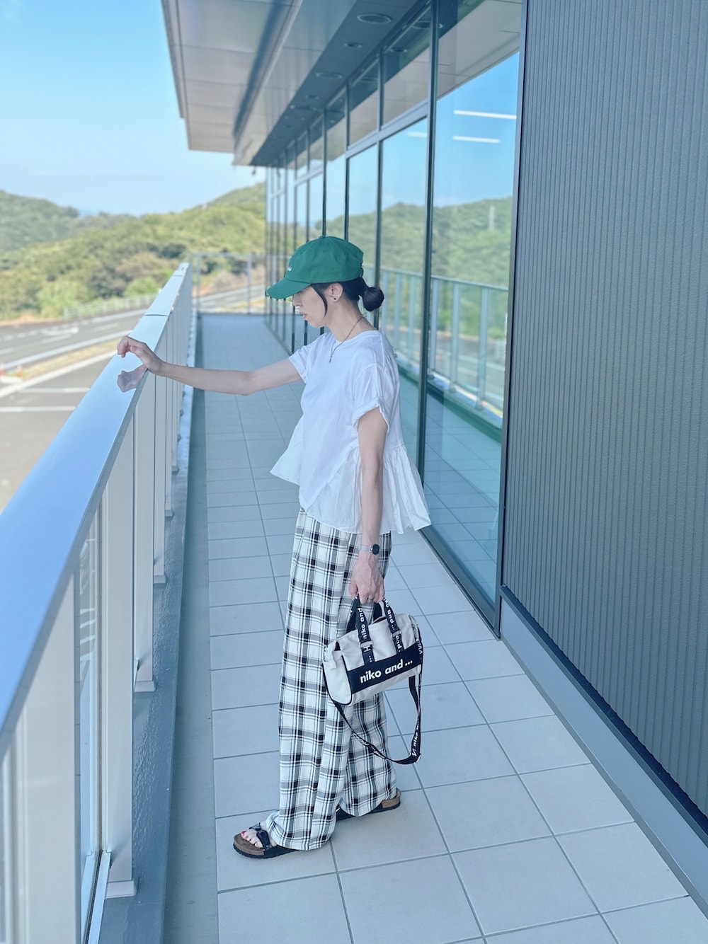 「チェック、オトナカジュアル、キャップ、アウトドアスタイル、シンプルコーデ」｜「CLANEの【CLANE(クラネ)】バックフリルTシャツ（Tシャツ/カットソー、ホワイト系）」を使った、S *•.●❃さん（レディース・166cm）の秋コーディネートの1枚目の写真