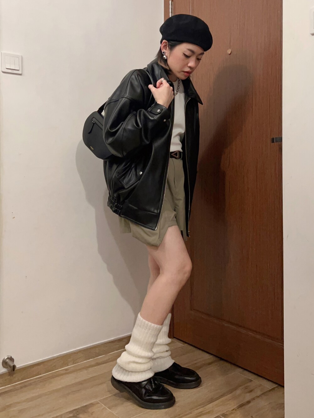「ベレー帽、レザージャケット、ショートパンツ、ルーズソックス、仕事着、低身長、春服デビュー宣言、春服みてみて、いいね、save、フォローお願いします🤑、y2k」｜「GYDAのフェイクレザー BIGブルゾン（ブルゾン、ブラック系）」を使った、MoE さん（レディース・160cm）の春コーディネートの1枚目の写真