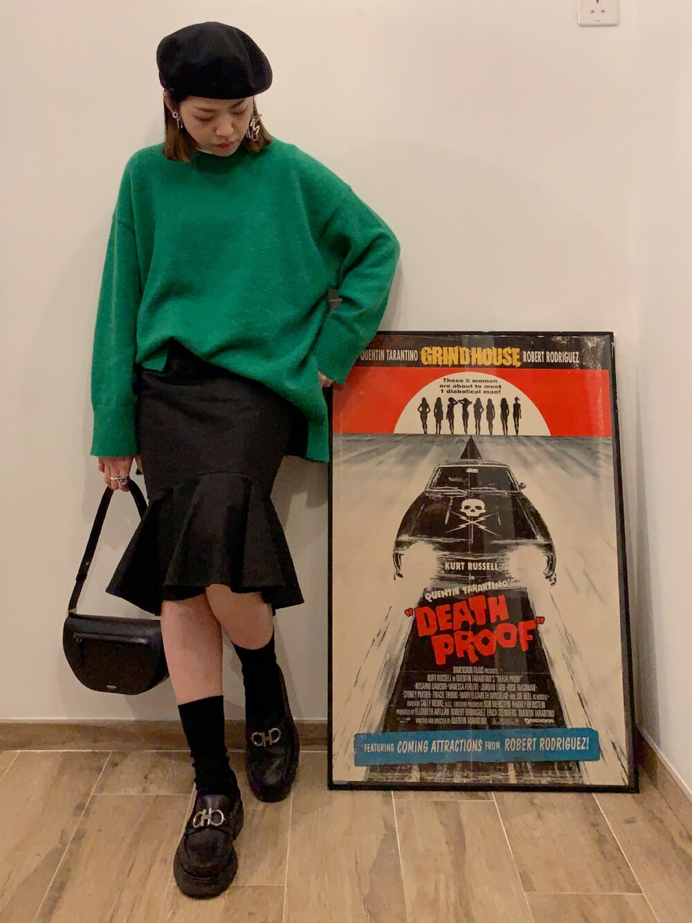「緑、黒、ベレー帽、レザーバッグ、男物を着る女、仕事着、秋のコーデ、ootd」｜「LOWRYS FARMのカラークルーチュニックニットＬＳ　239443（ニット/セーター、グリーン系）」を使った、MoE さん（レディース・160cm）の冬コーディネートの1枚目の写真
