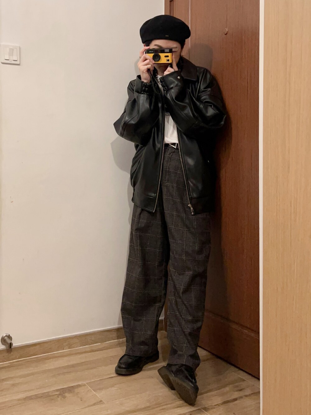 「ベレー帽、レザージャケット、ローファー、チェック、黒、低身長コーデ、オトナ女子、春服コーデ、仕事着、カメラ女子」｜「GUのベルト付きワイドパンツ(チェク)（パンツ、ブラウン系）」を使った、MoE さん（レディース・160cm）の冬コーディネートの1枚目の写真