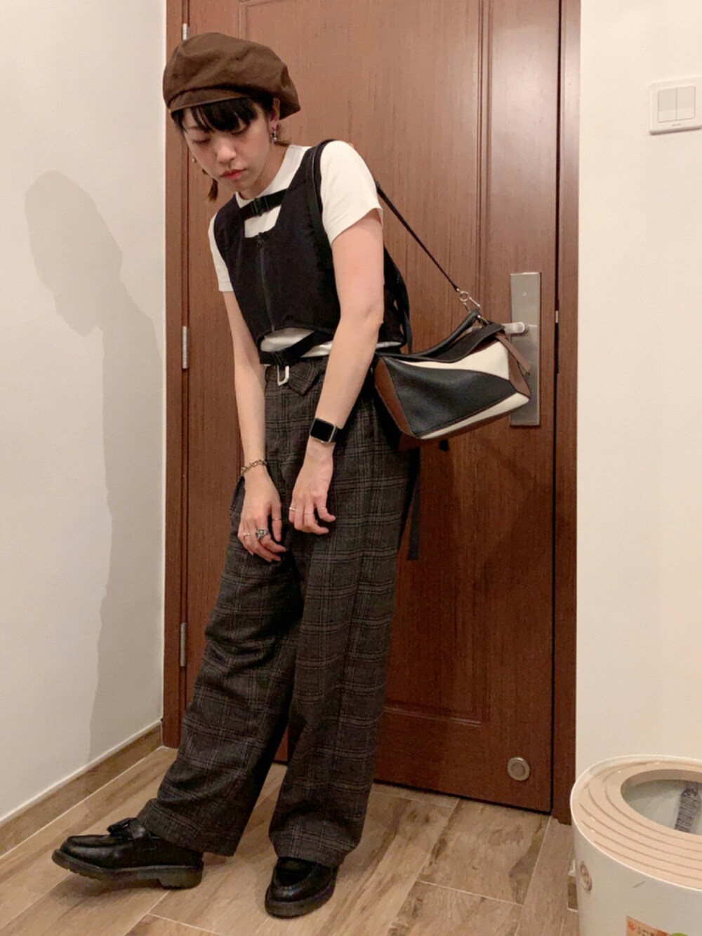 「チェック、ベレー帽、秋のコーデ、ベスト、仕事着、ワイドパンツ、チェックパンツ、ブラウン、ootd、低身長」｜「initialのCotton Canvas Beret（ハンチング/ベレー帽、ブラウン系）」を使った、MoE さん（レディース・160cm）の秋コーディネートの1枚目の写真