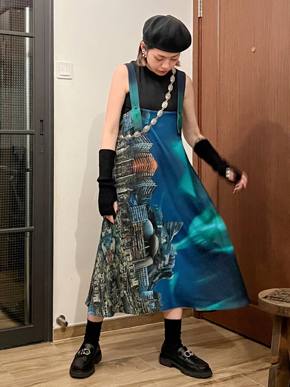 「ベレー帽、ドレス、アームウォーマー、緑、シンプルコーデ、オトナ女子、低身長コーデ、秋コーデ、秋ルック紹介するよ、ootd」｜「ZARAのアイテム（タンクトップ、ブラック系）」を使った、MoE さん（レディース・160cm）の秋コーディネートの1枚目の写真