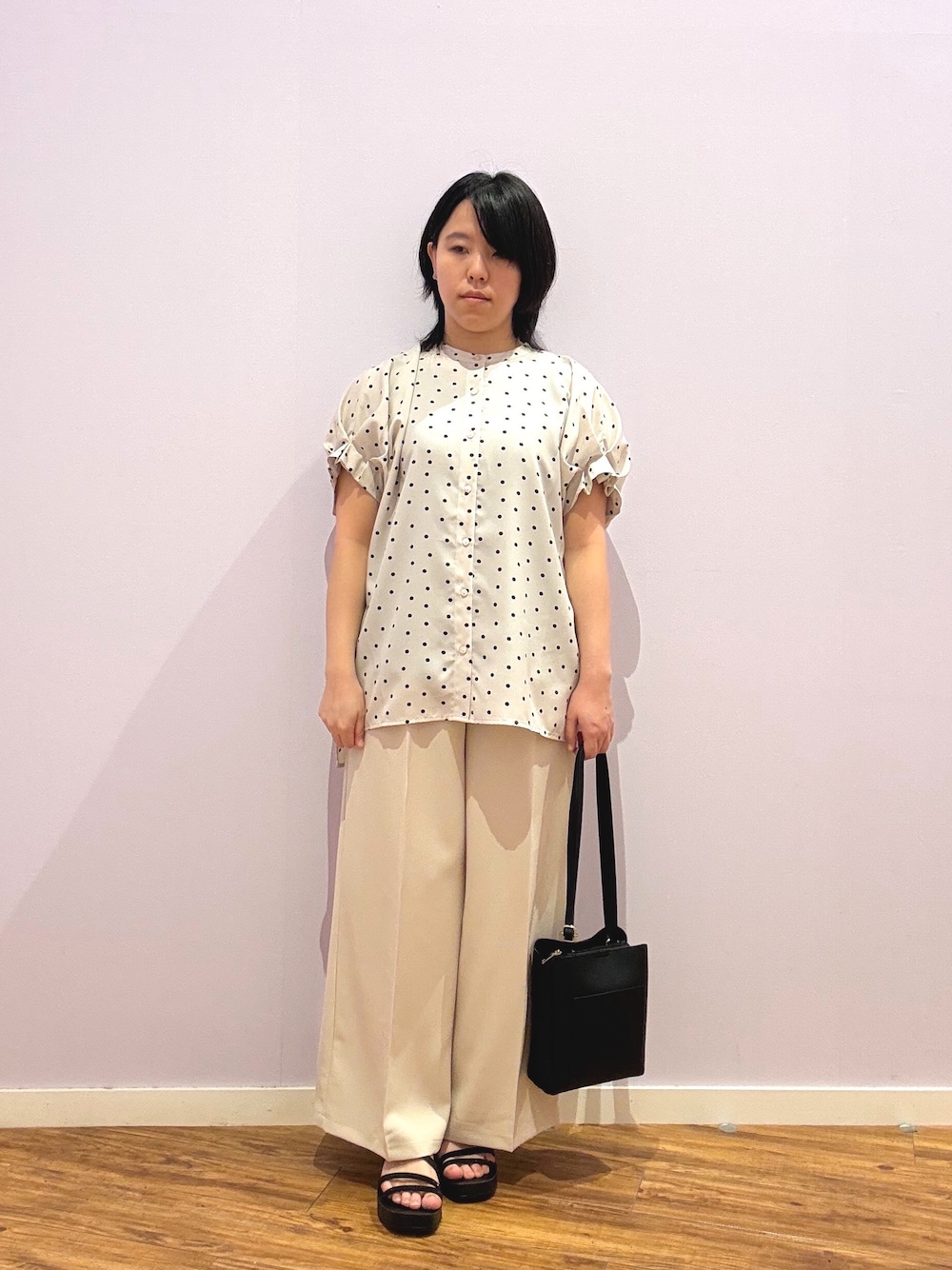 ベージュ系のシャツ/ブラウス、グリーン系のその他パンツ、ブラック系のサンダルを着用したレディースの夏コーディネートの1枚目の写真