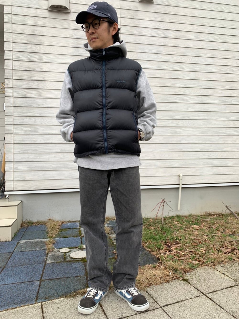 mont-bellのダウンベスト（ブルー系）を使った人気ファッション