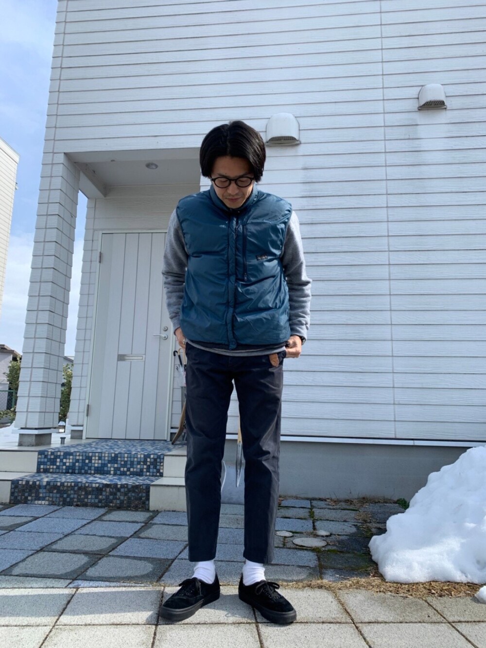 mont-bellのダウンベスト（ブルー系）を使った人気ファッション