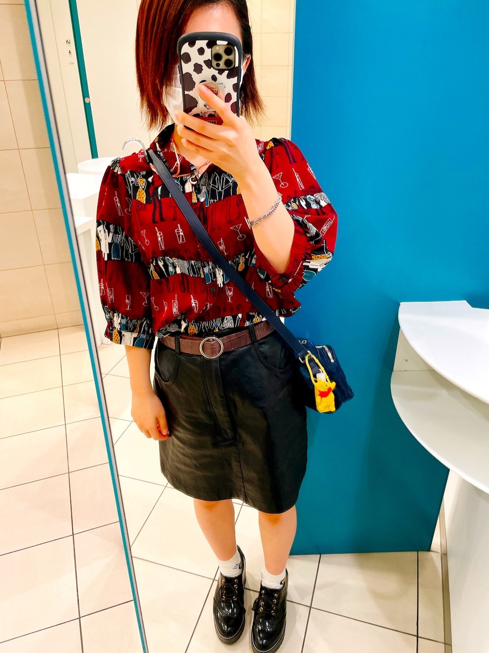 「秋服準備はじめました、秋服、カジュアルコーデ、低身長、低身長コーデ、シンプル、ブラック×レッド、おしゃれさんと繋がりたい」｜「SpRayのアイテム（シャツ/ブラウス、レッド系）」を使った、SARINAさん（レディース・148cm）の秋コーディネートの1枚目の写真