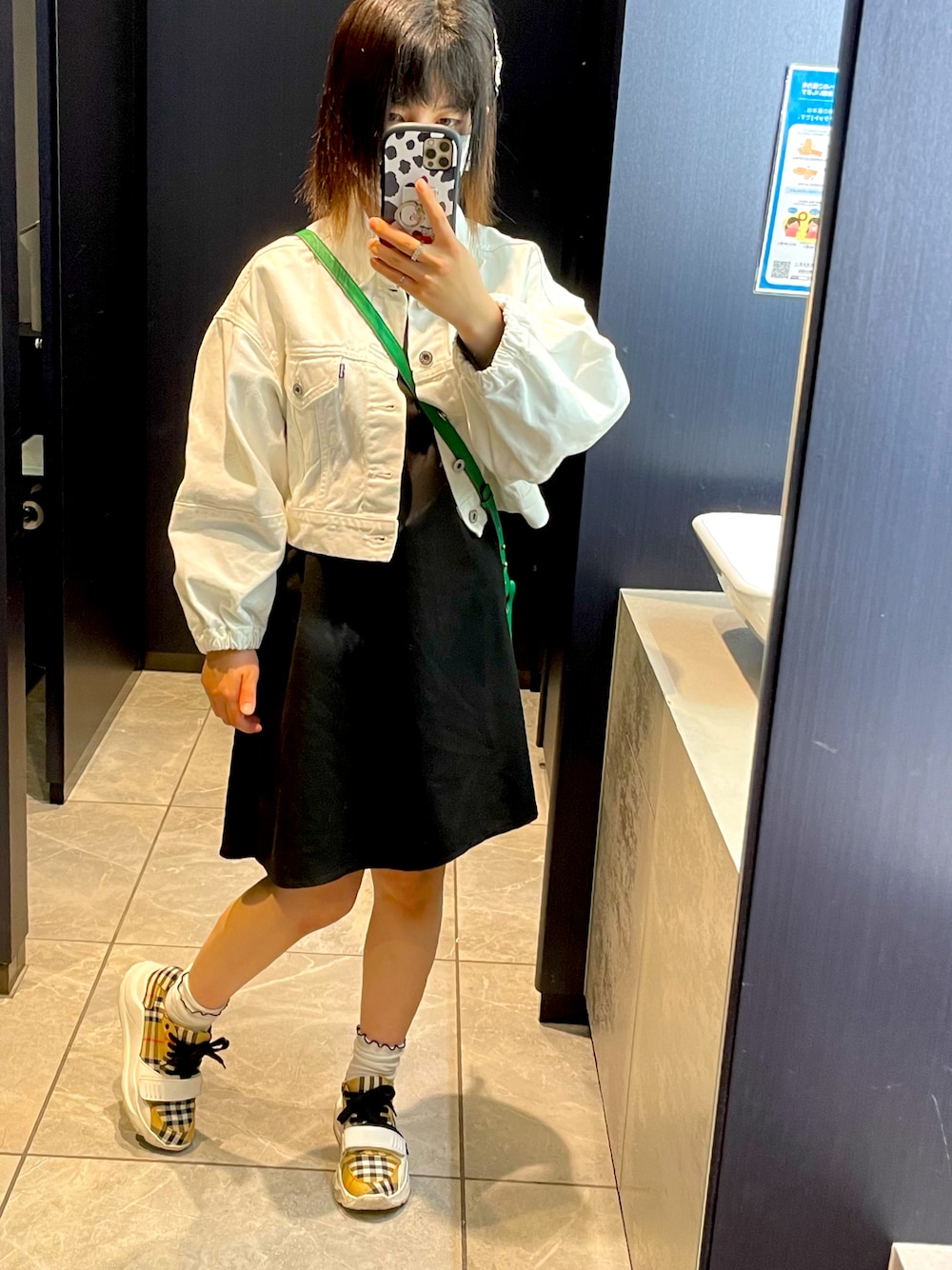 「休日コーデ、休日スタイル、シンプルコーデ、スニーカー、春コーデ、ガーリー、低身長、低身長コーデ、おしゃれさんと繋がりたい、モノトーン」｜「BURBERRYのBurberry Regis Check Low-Top Sneakers with Exaggerated Sole（スニーカー、ベージュ系）」を使った、SARINAさん（レディース・148cm）の春コーディネートの1枚目の写真
