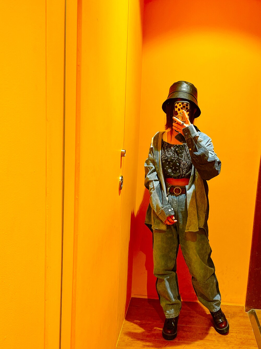 「今日のコーデ、ストリート、ブーツスタイル、低身長、低身長コーデ、デニム、デニムコーデ、カジュアルコーデ、おしゃれさんと繋がりたい」｜「Dr. MartensのDr.Martens ドクターマーチン セイレーン ケンドラ / SEIRENE KENDRA (CHERRY RED ARCADIA) 23727600（ブーツ、レッド系）」を使った、SARINAさん（レディース・148cm）の秋コーディネートの1枚目の写真