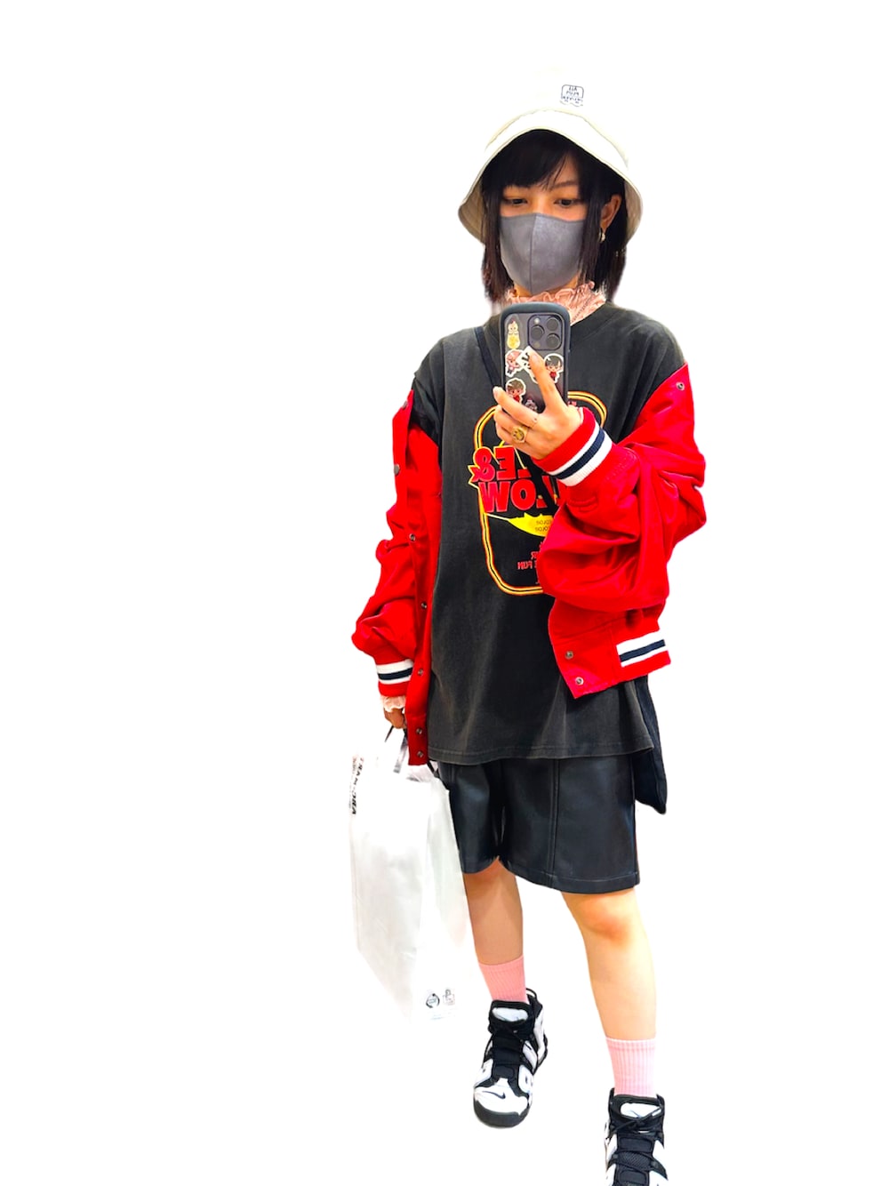「お出かけコーデ日記、パンツコーデ、ラフ、今日のコーデ、Tシャツコーデ、スニーカーコーデ、低身長、低身長コーデ、ブラック、おしゃれさんと繋がりたい」｜「NIKEのNIKE AIR MORE UPTEMPO GS DQ6200-001（スニーカー、ブラック系）」を使った、SARINAさん（レディース・148cm）の春コーディネートの1枚目の写真