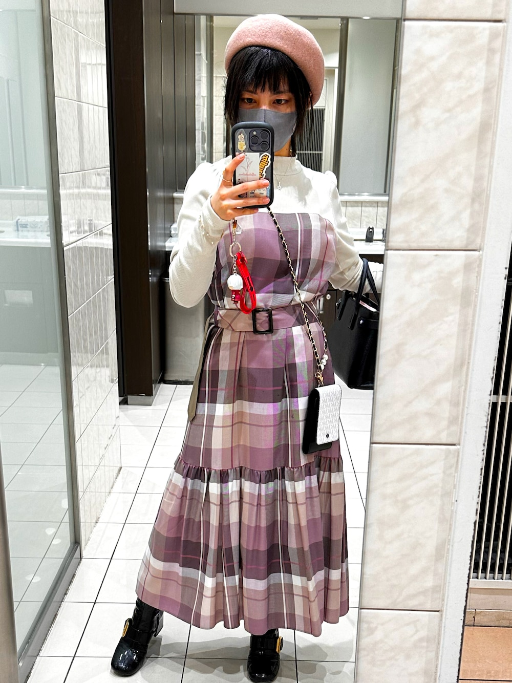 「休日スタイル、ファッションを楽しもう、低身長コーデ、低身長、ブーツスタイル、ワンピース、ベレー帽、秋冬、チェック、おしゃれさんと繋がりたい」｜「BLUE LABEL CRESTBRIDGEのウールベレー（ハンチング/ベレー帽、ピンク系）」を使った、SARINAさん（レディース・148cm）の秋コーディネートの1枚目の写真