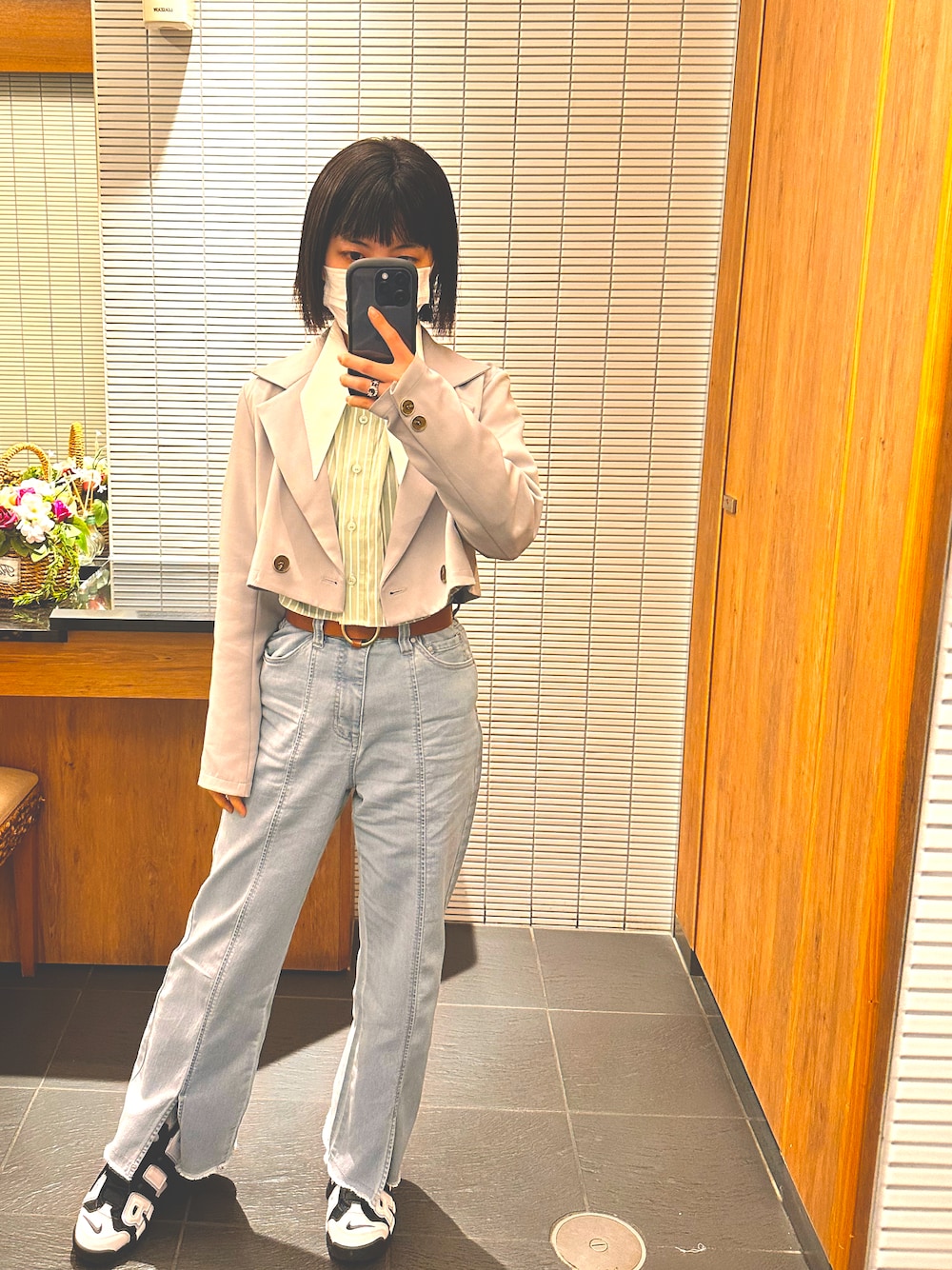 「いまどきジャケット写真、春色、シンプルスタイル、オトナカジュアル、低身長コーデ、低身長、ブラウス、デニム、おしゃれさんと繋がりたい」｜「Purple&Yellowのストレッチデニム スリットフレアパンツ（デニムパンツ、ブルー系）」を使った、SARINAさん（レディース・148cm）の春コーディネートの1枚目の写真